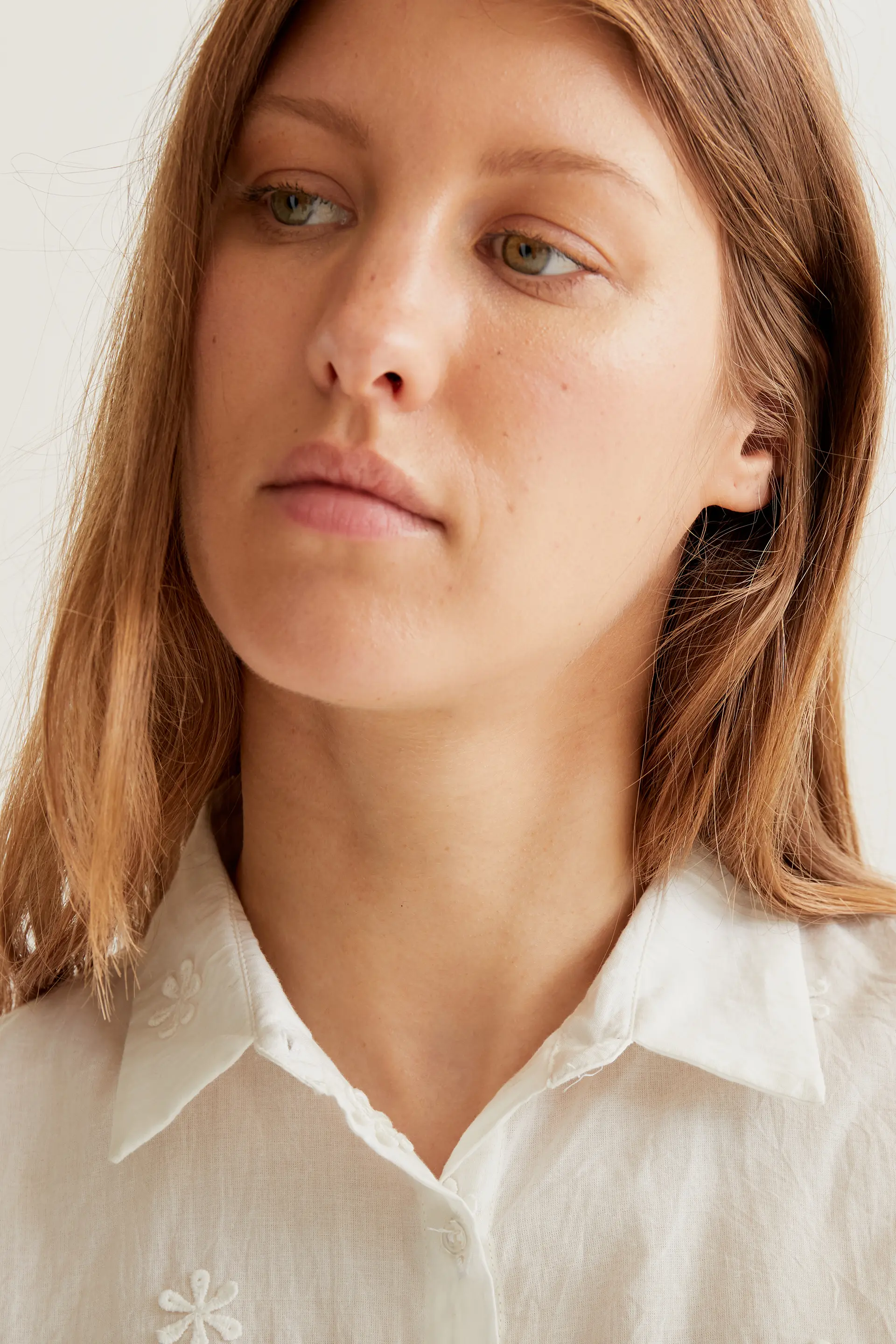 Camisa 100% algodón blanco con bordado floral - Image 6