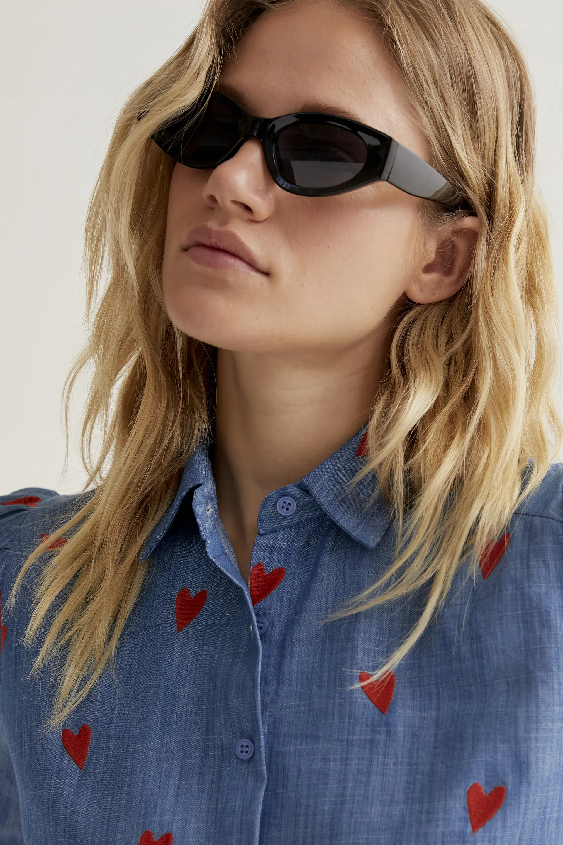 Camisa 100% algodón chambray con bordado de corazones - Image 4