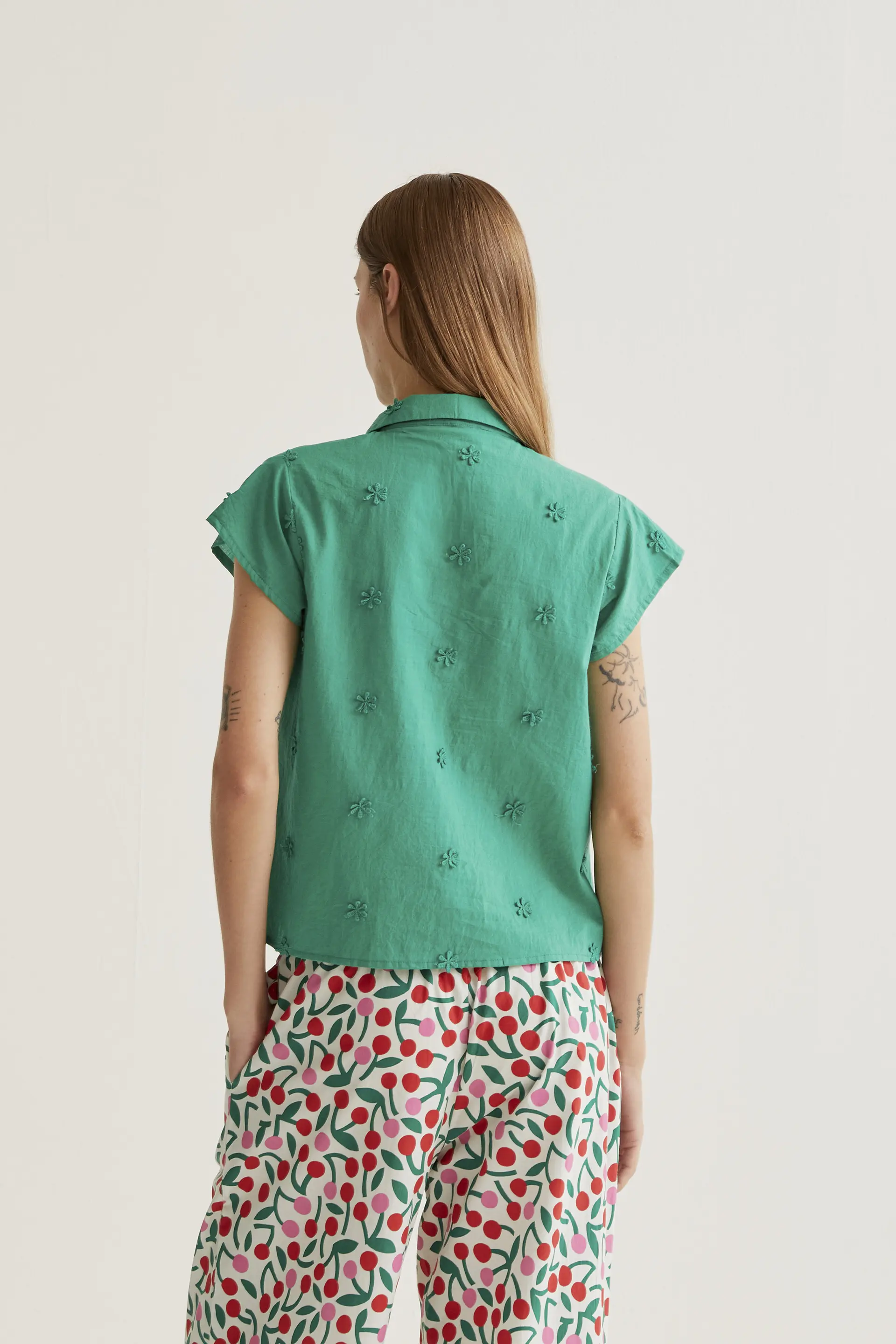 Camisa 100% algodón verde con bordado floral - Image 3