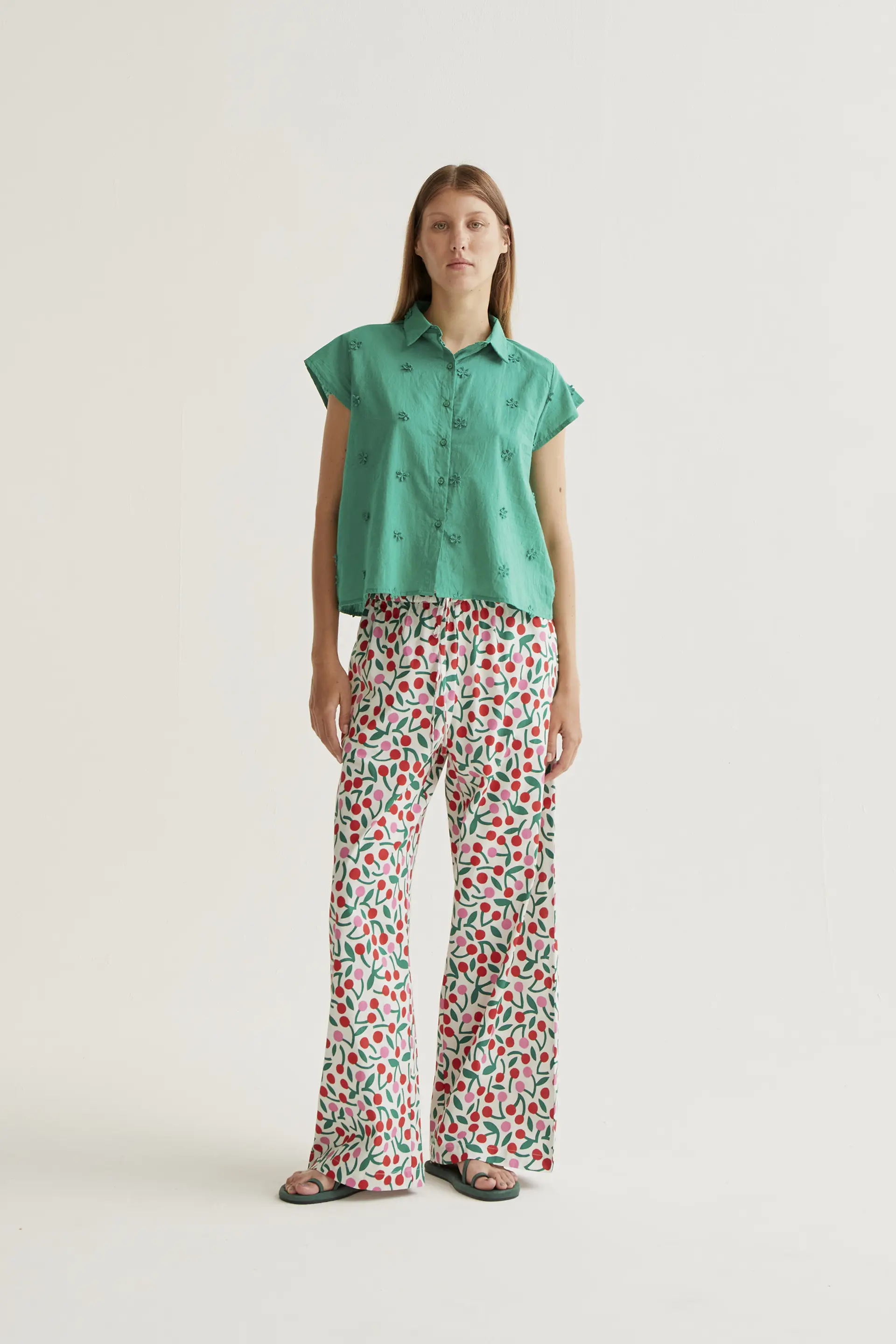 Camisa 100% algodón verde con bordado floral - Image 5