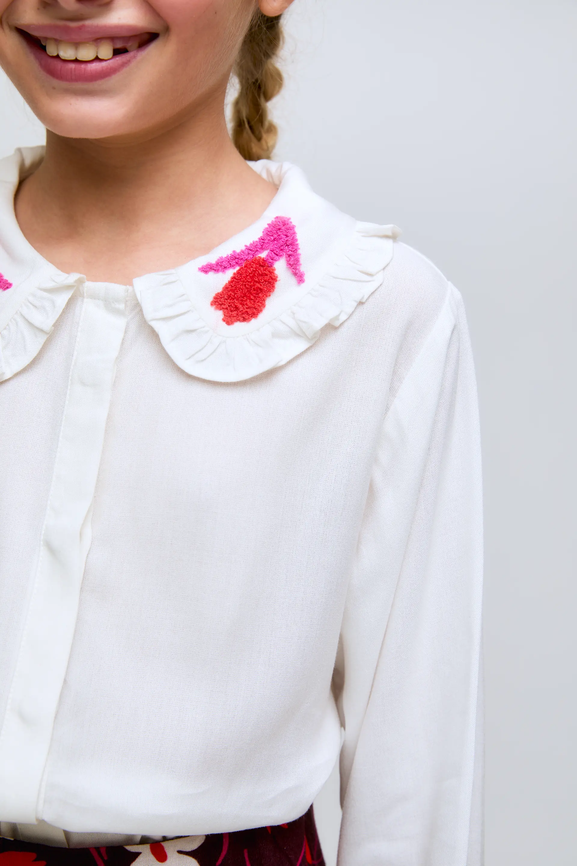 Camisa blanca de manga larga con cuello bordado de tulipán. - Image 3