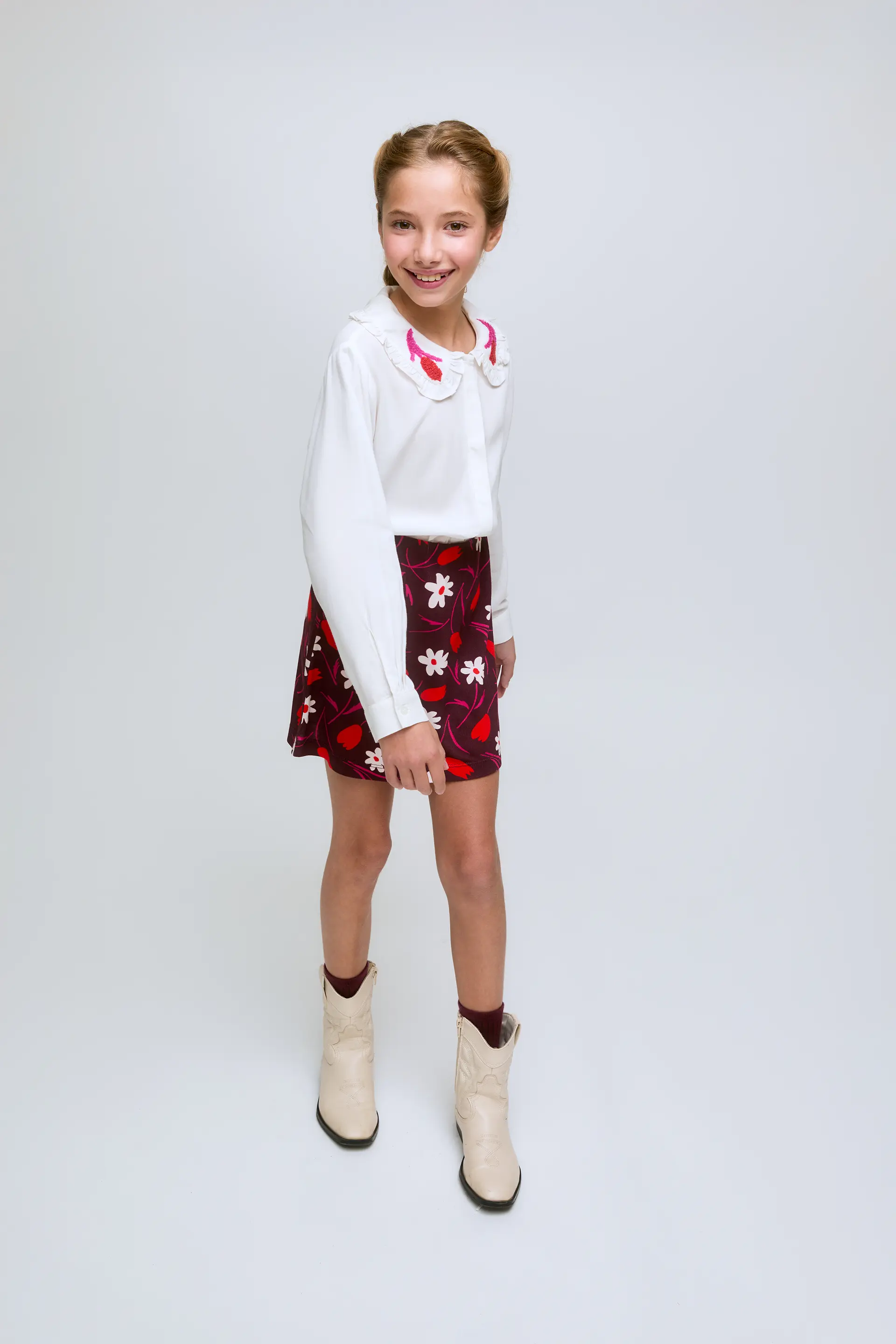 Camisa blanca de manga larga con cuello bordado de tulipán. - Image 4