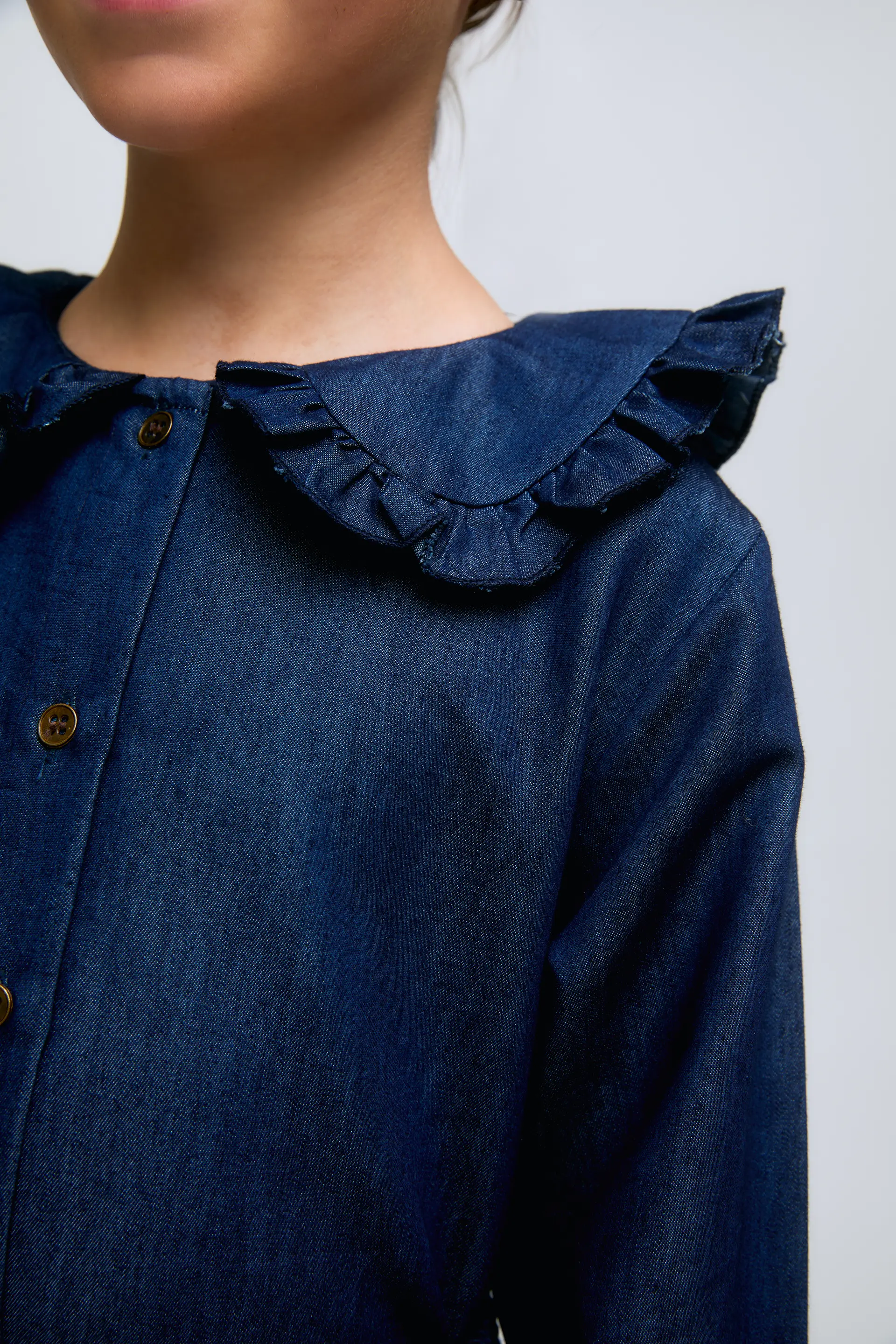 Camisa de niña en algodón con cuello con volantes y puños fruncidos. - Image 3