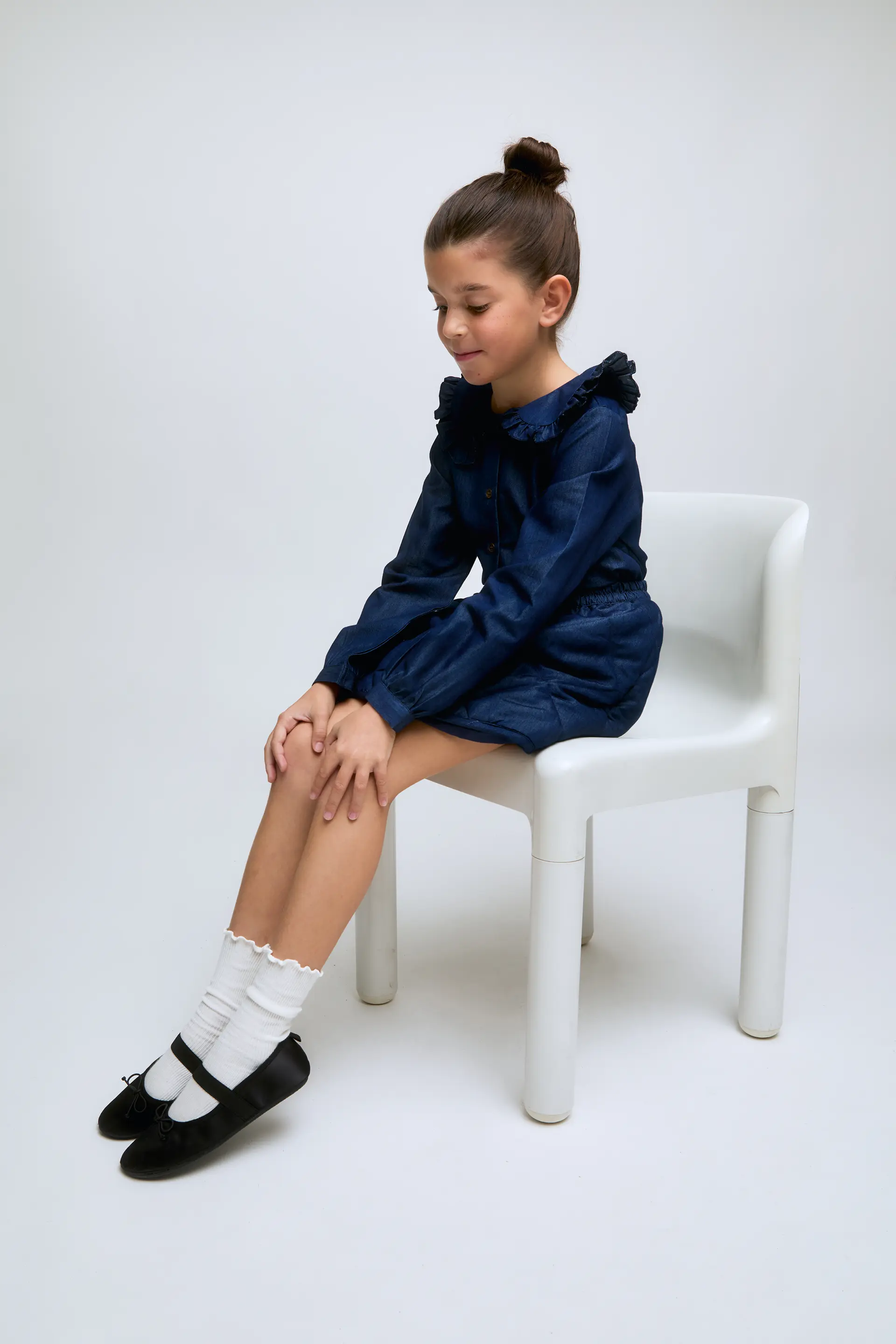 Camisa de niña en algodón con cuello con volantes y puños fruncidos. - Image 4