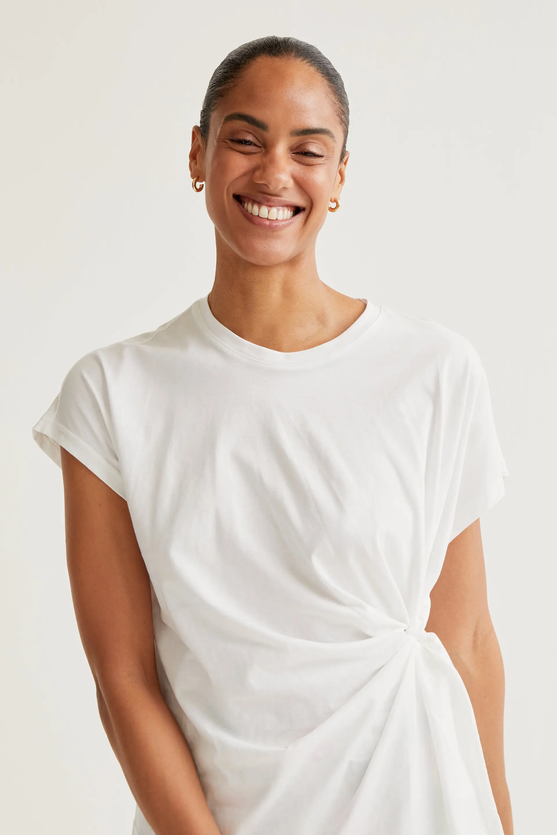 Camiseta 100% algodón blanca con nudo lateral - Image 6