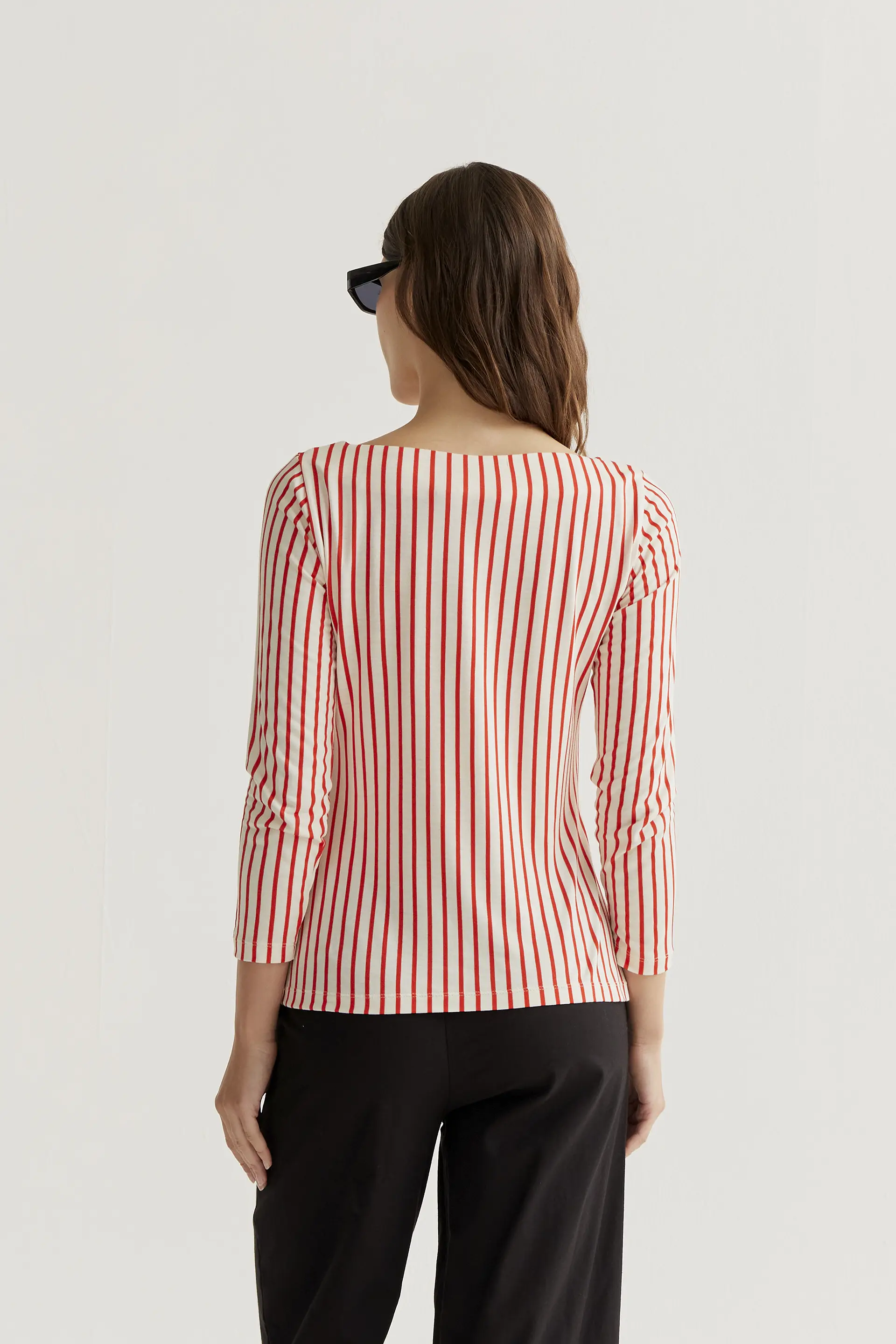 Camiseta con estampado de rayas rojas - Image 3