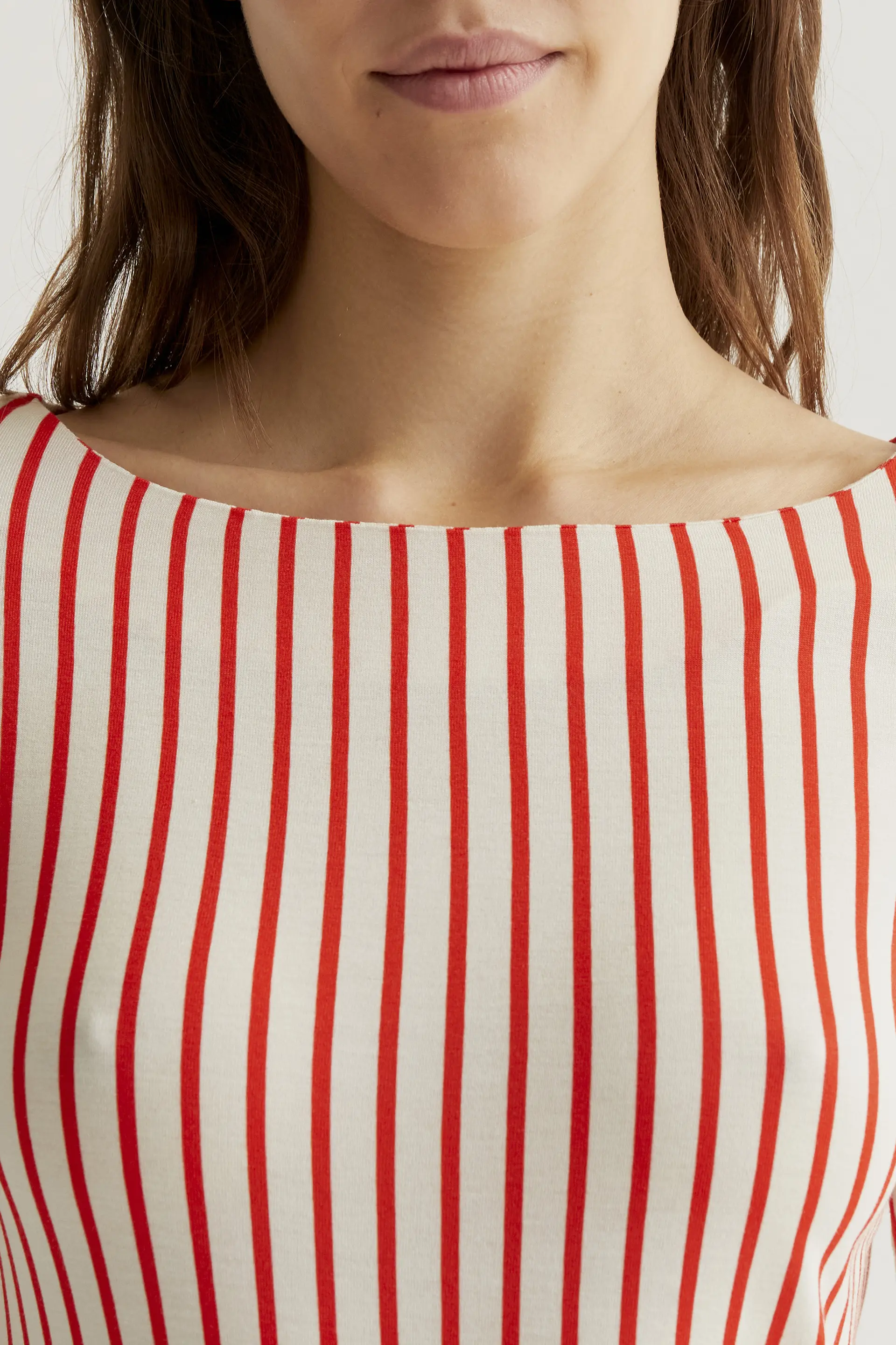 Camiseta con estampado de rayas rojas - Image 4