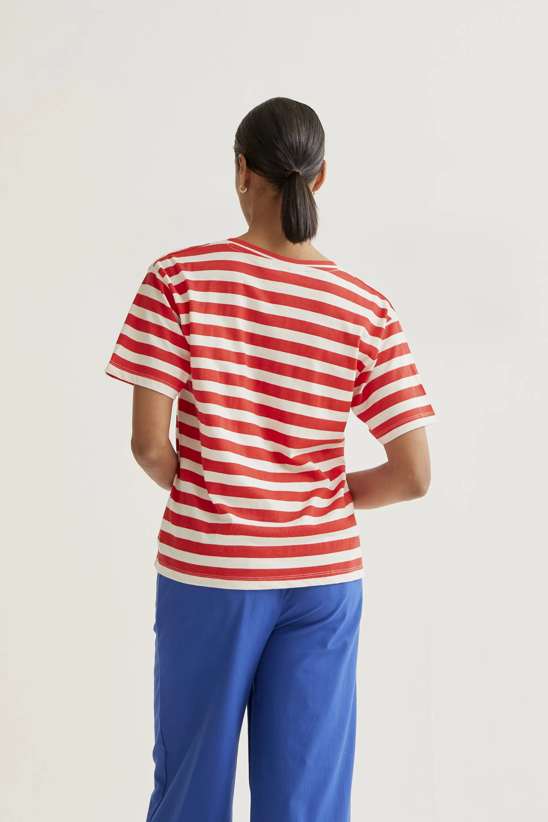 Camiseta con estampado de rayas rojas con bordado de corazón - Image 3