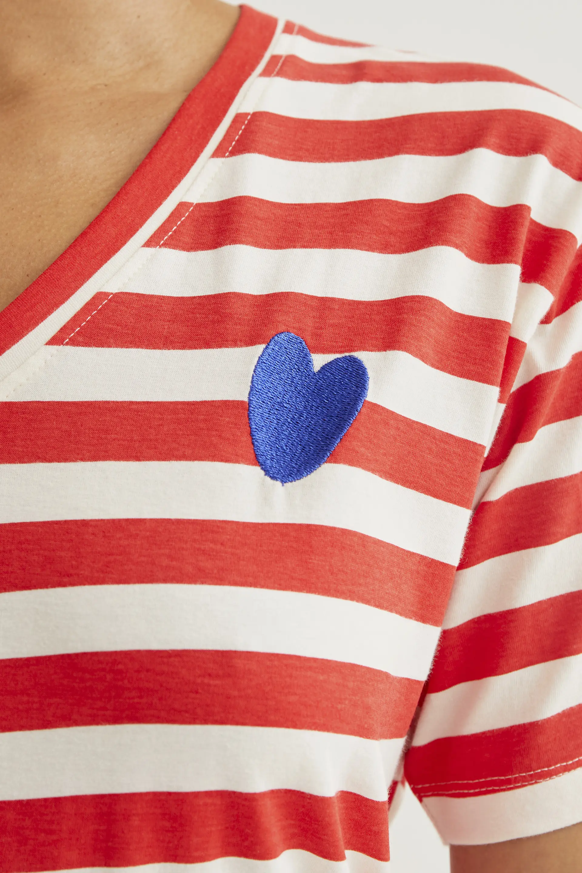 Camiseta con estampado de rayas rojas con bordado de corazón - Image 4