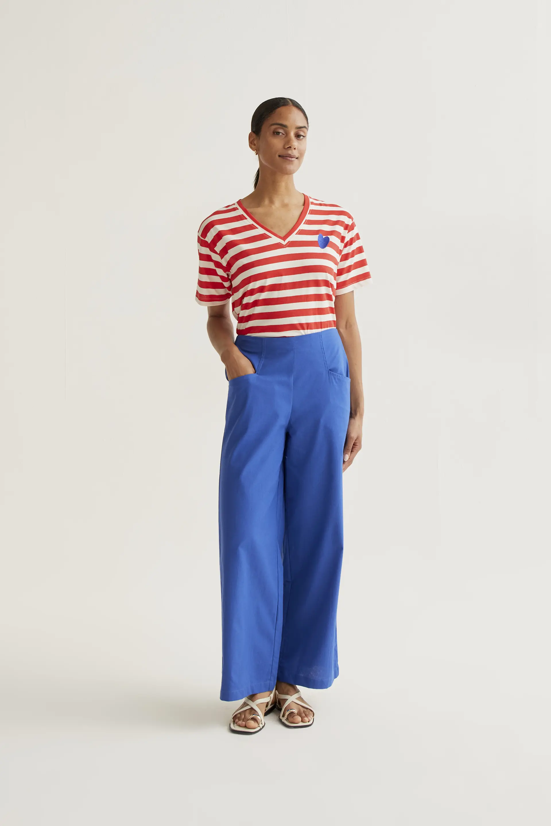 Camiseta con estampado de rayas rojas con bordado de corazón - Image 5