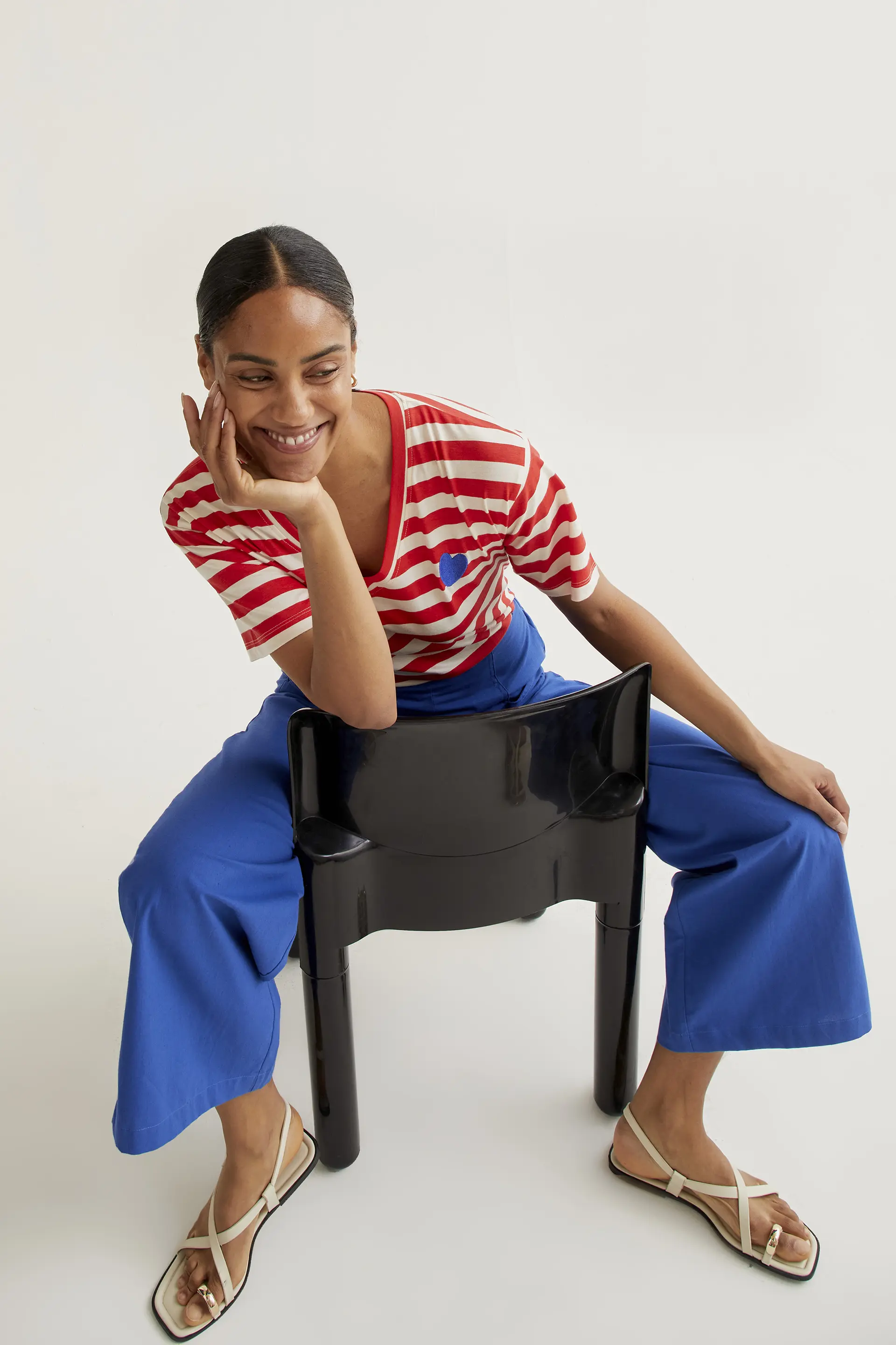 Camiseta con estampado de rayas rojas con bordado de corazón - Image 6