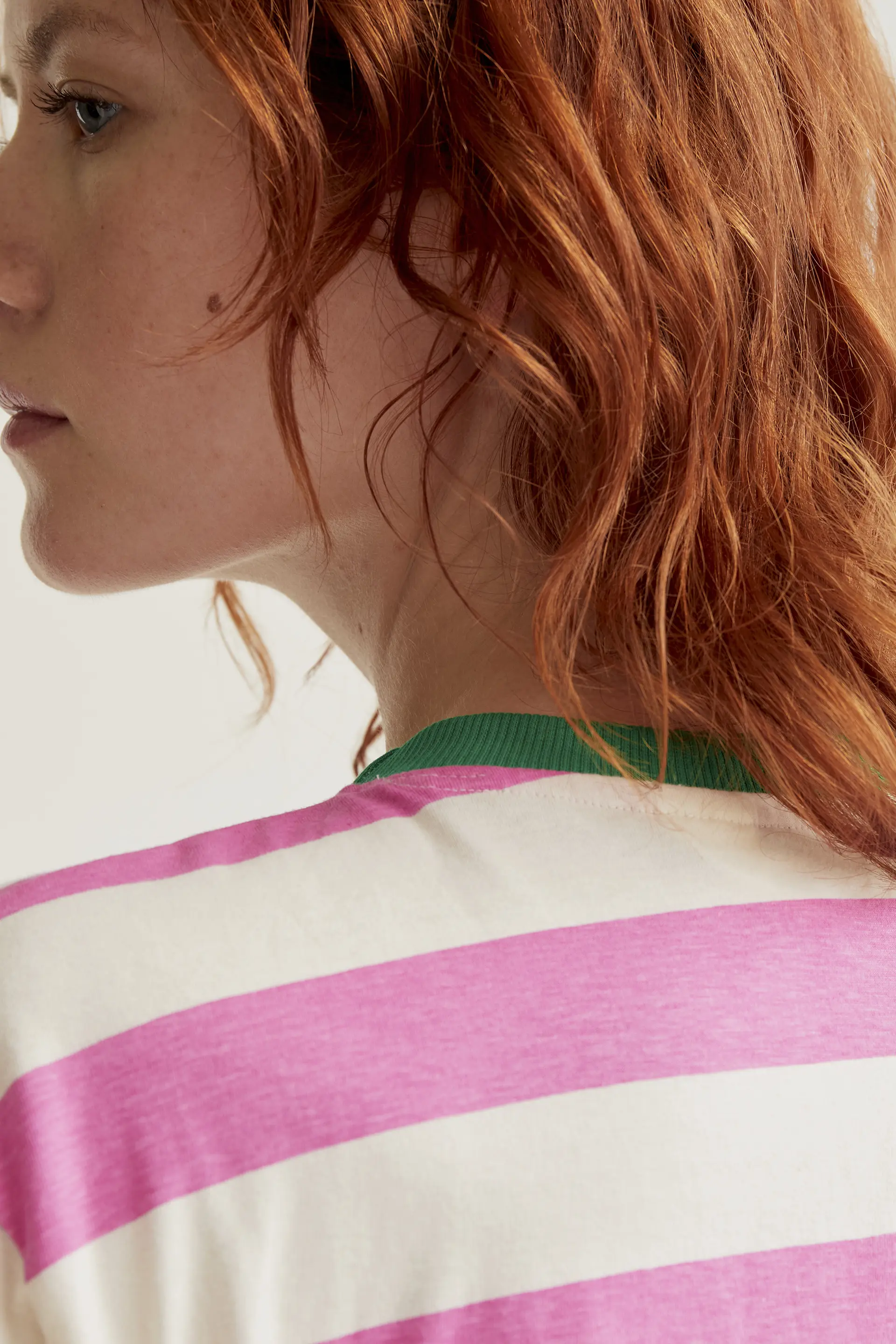 Camiseta con estampado de rayas rosa y blanco - Image 4