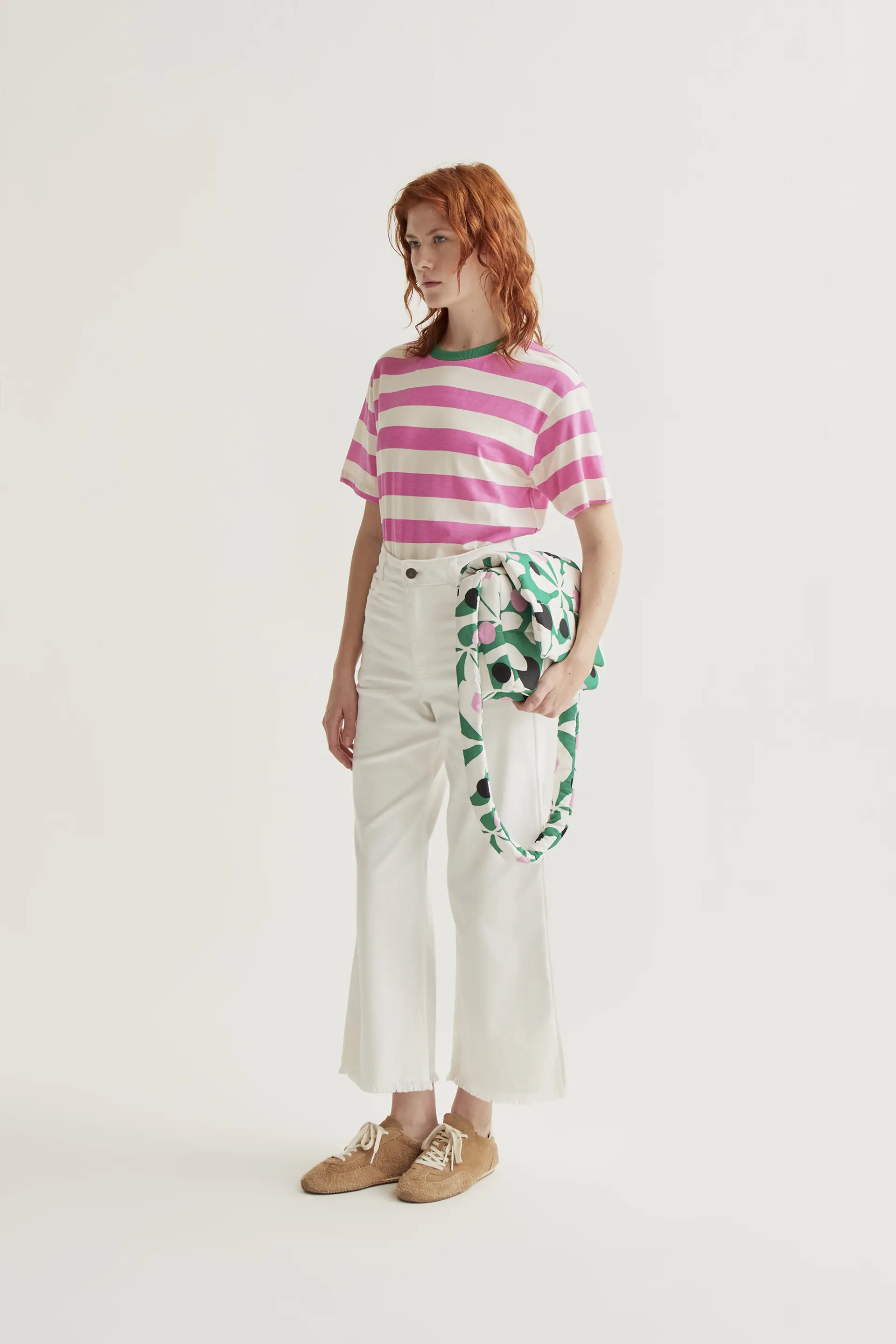 Camiseta con estampado de rayas rosa y blanco - Image 5