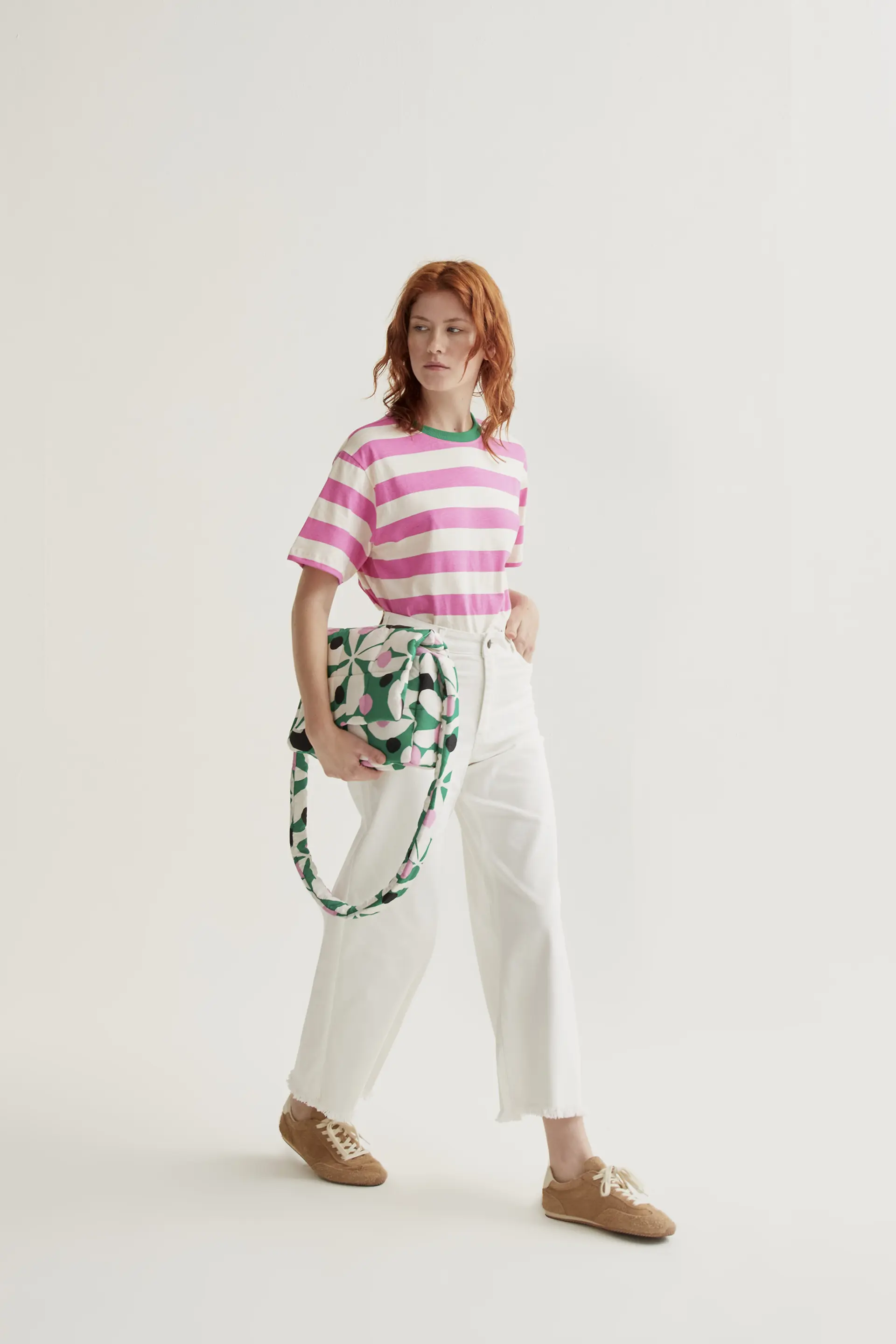 Camiseta con estampado de rayas rosa y blanco - Image 6