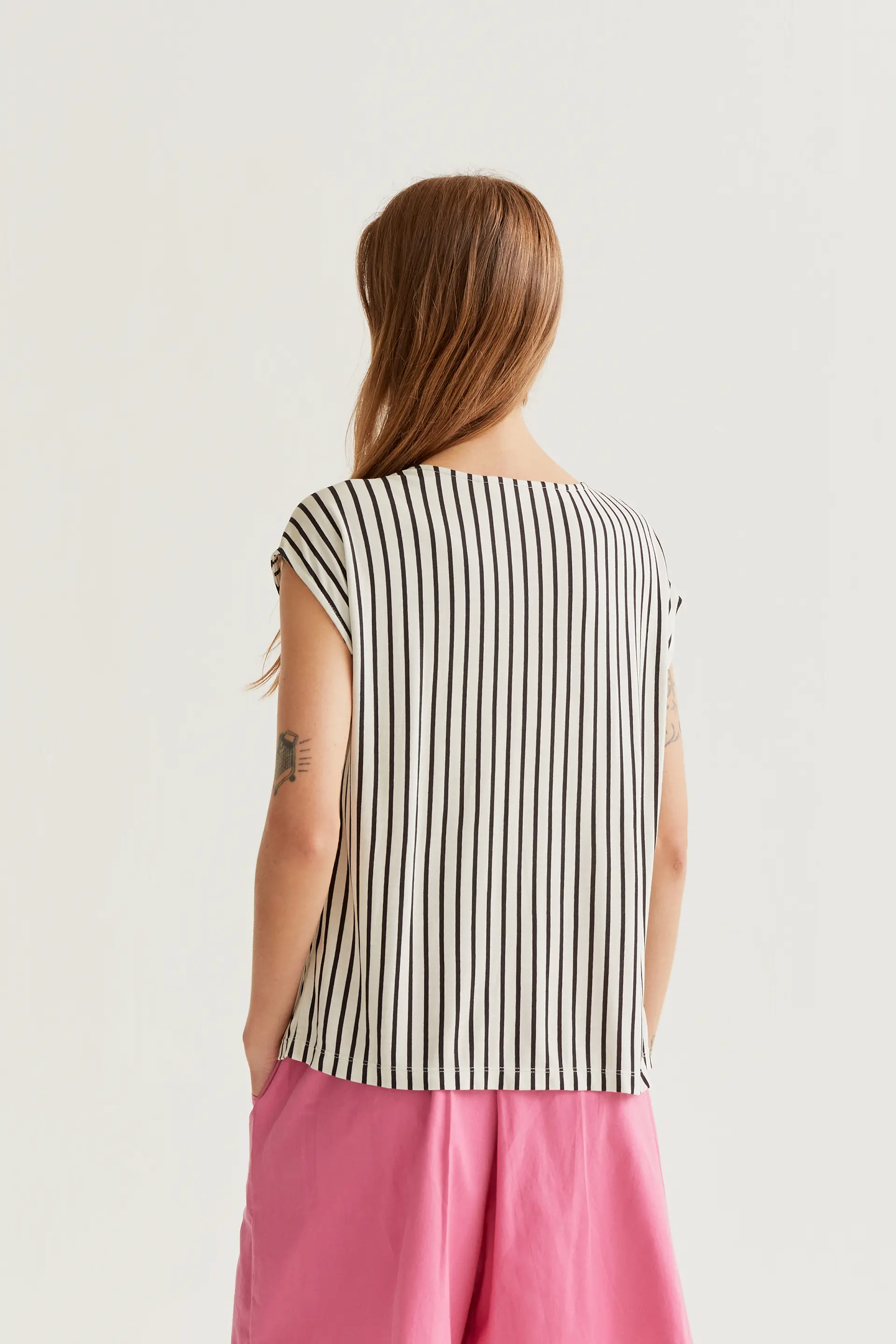 Camiseta con estampado rayas negras - Image 3