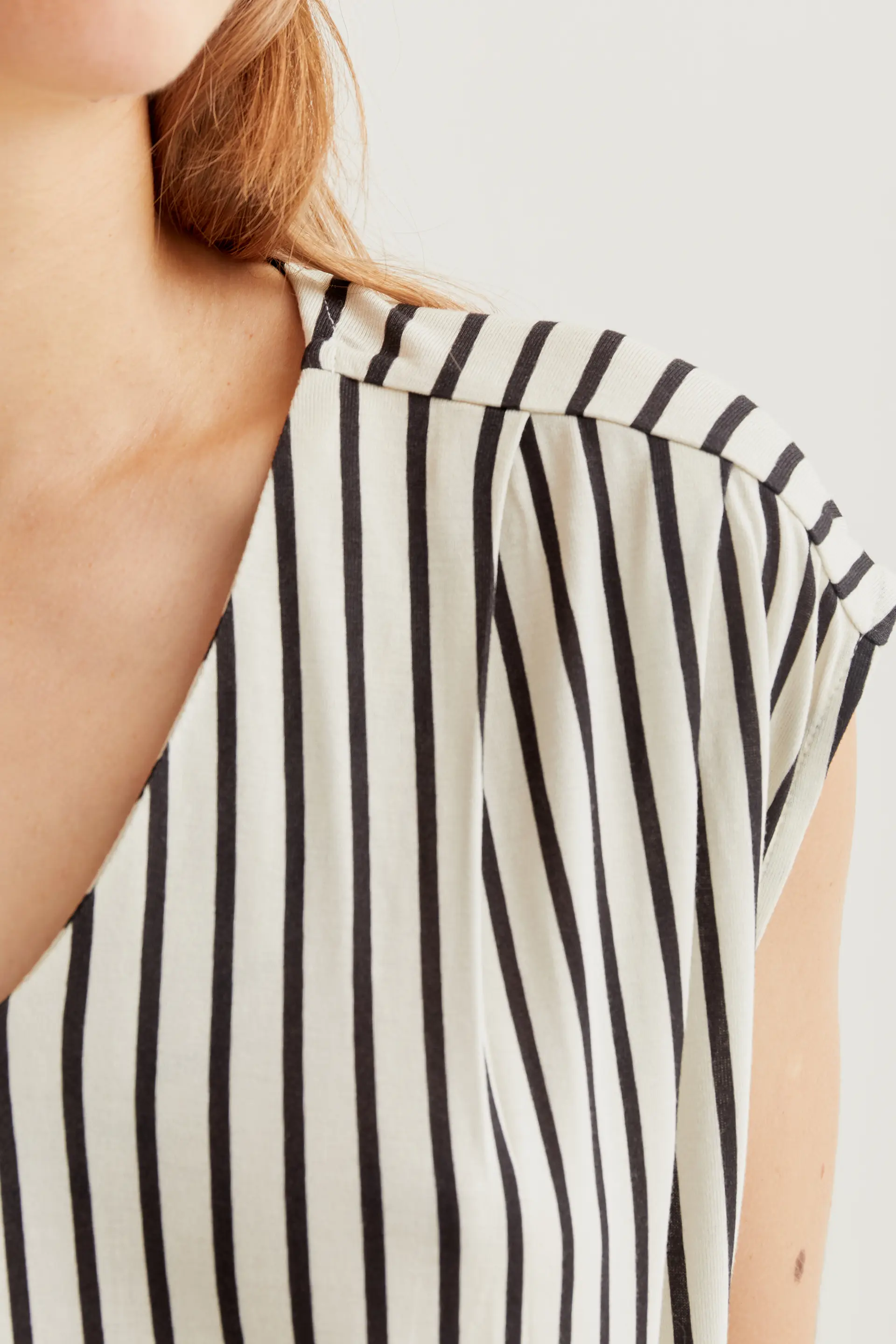 Camiseta con estampado rayas negras - Image 4