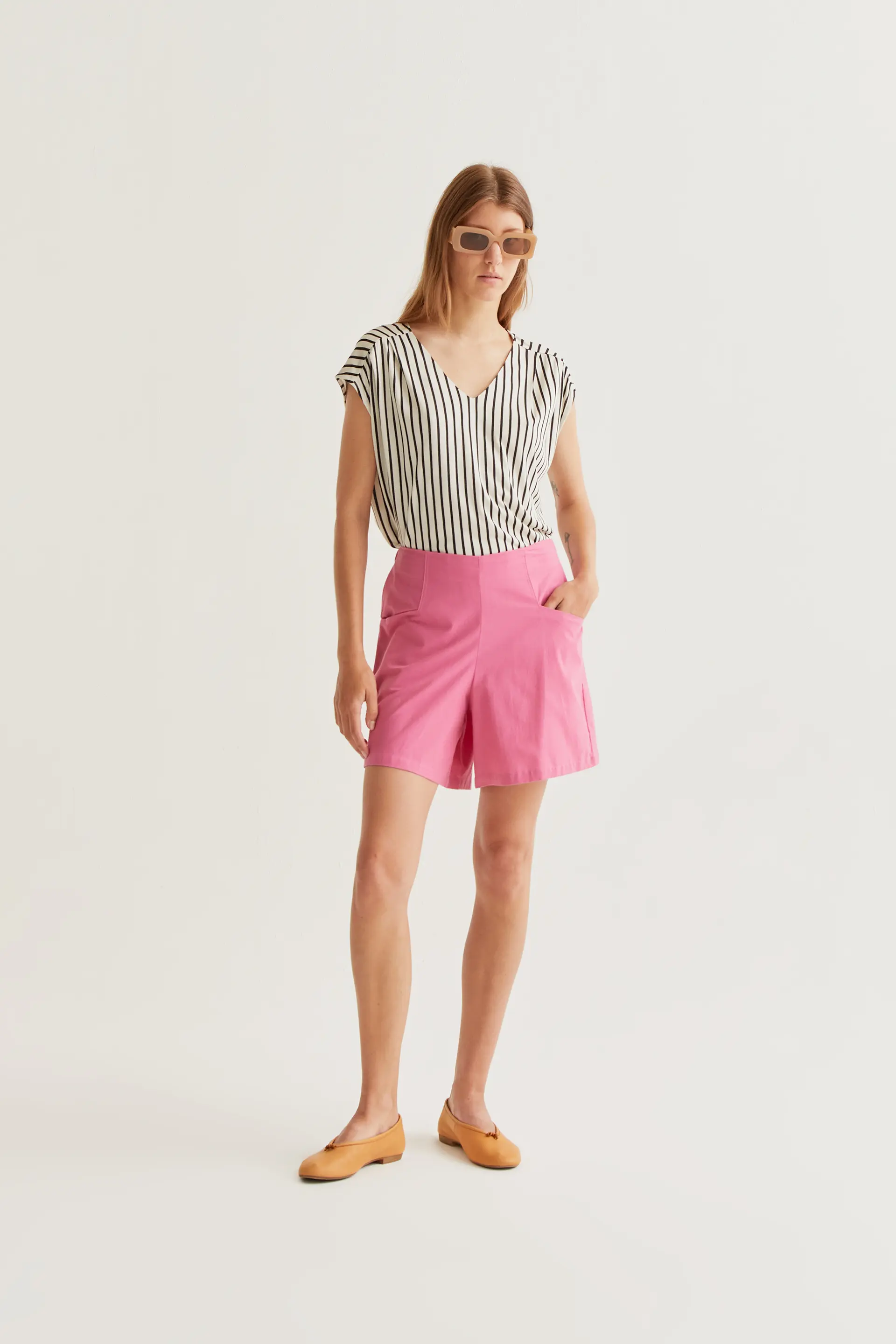 Camiseta con estampado rayas negras - Image 5