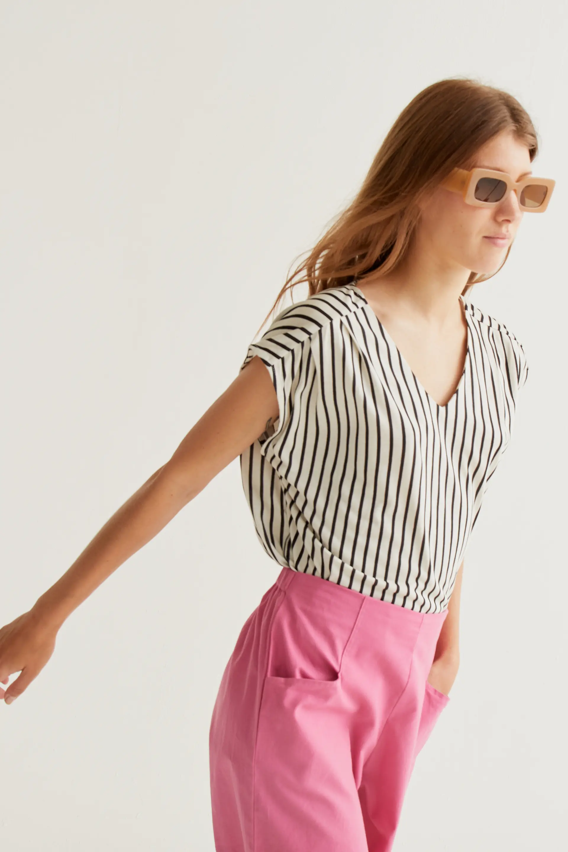 Camiseta con estampado rayas negras - Image 6