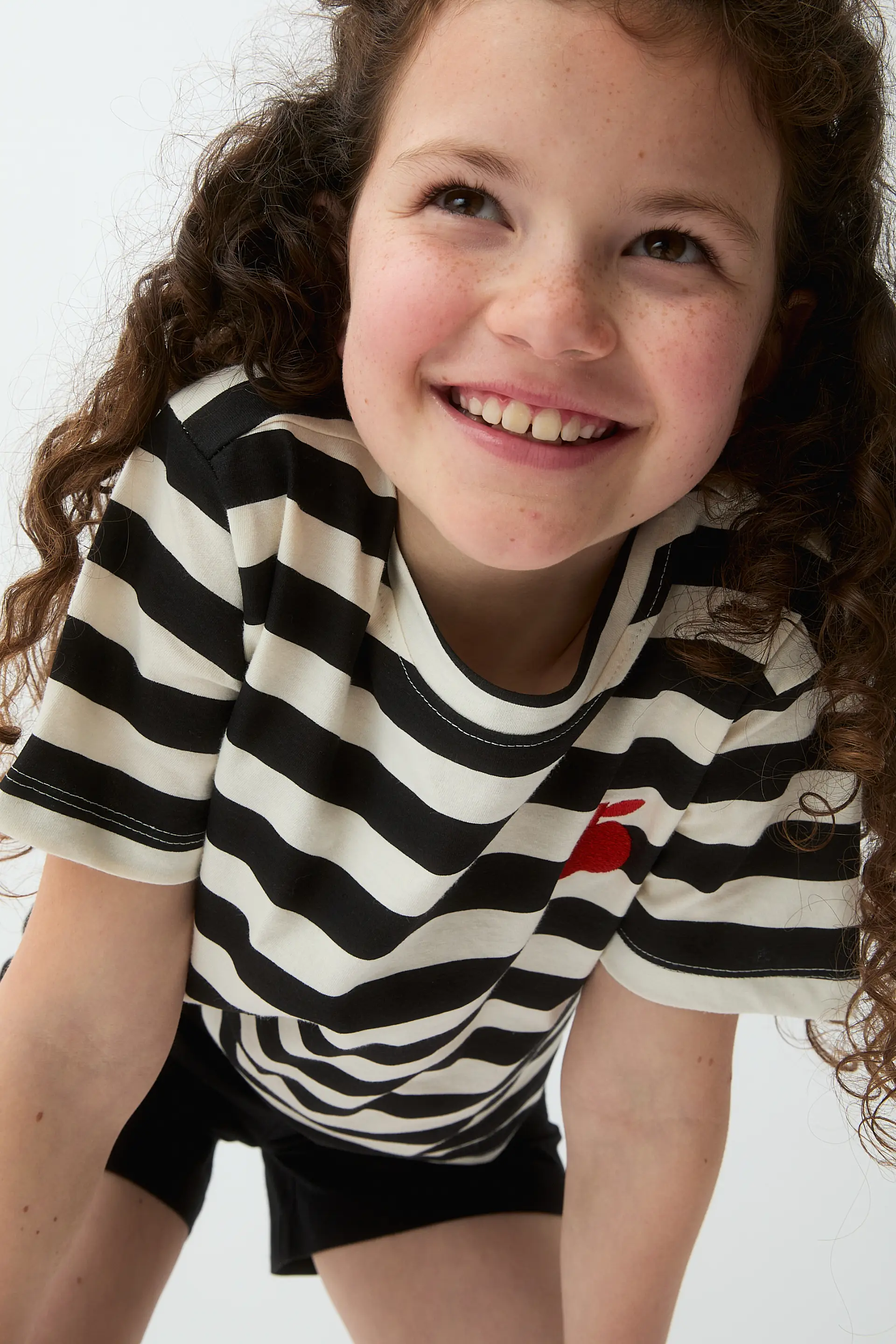 Camiseta de niña con estampado de rayas negras y bordado de manzana - Image 4