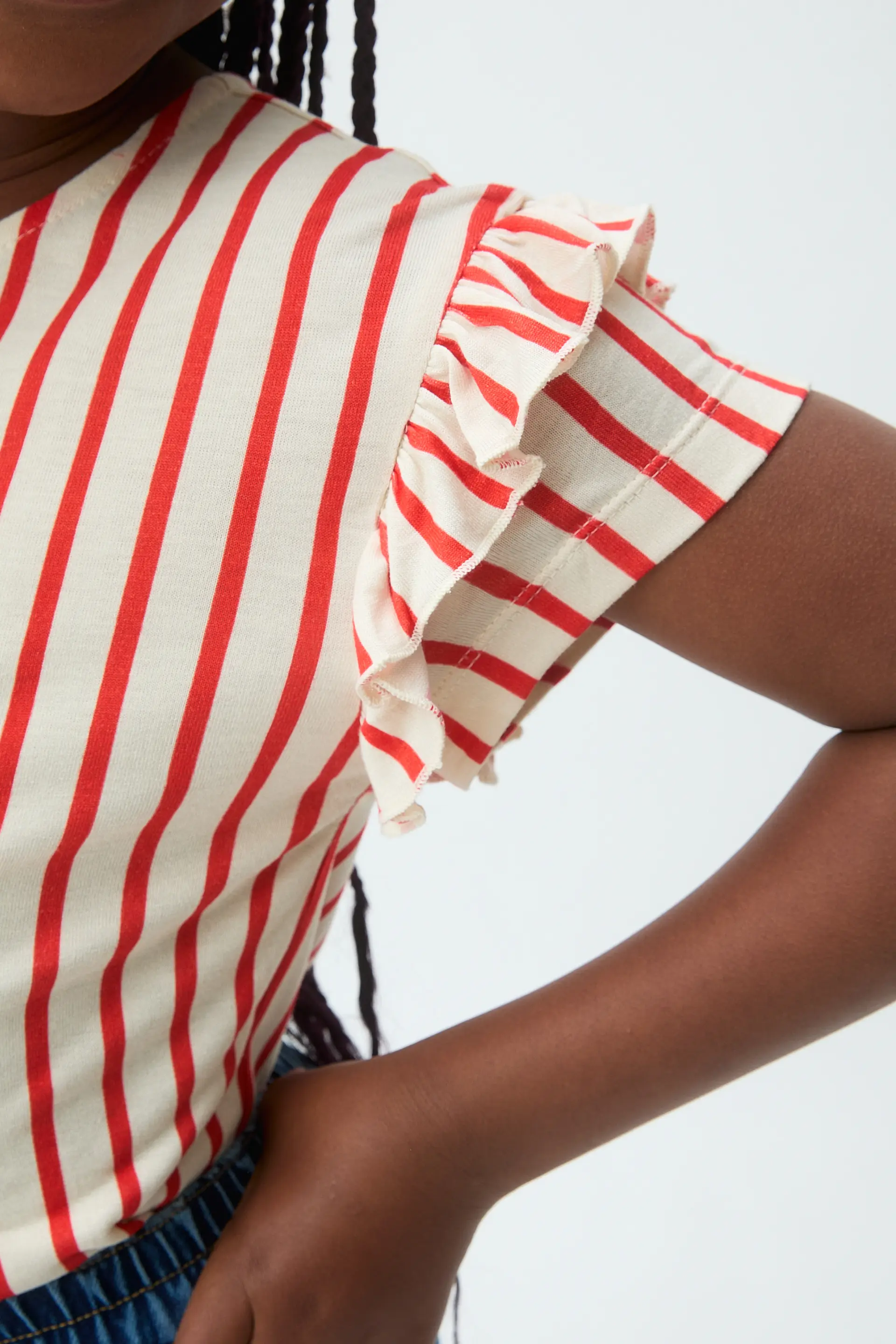 Camiseta de niña con estampado de rayas rojas - Image 3