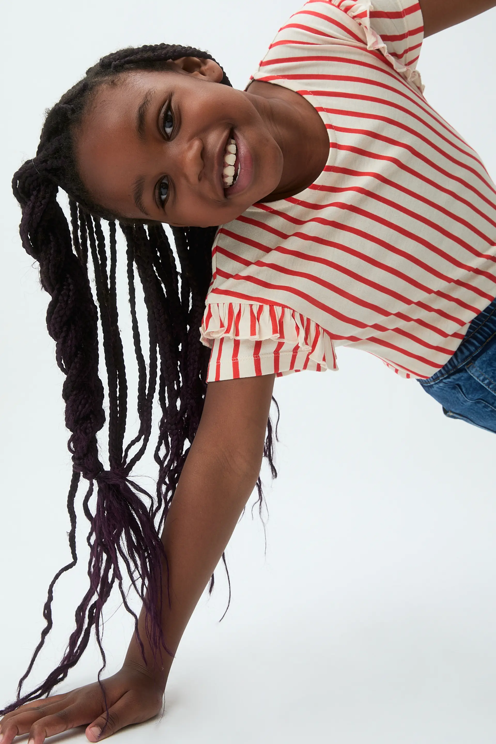 Camiseta de niña con estampado de rayas rojas - Image 4