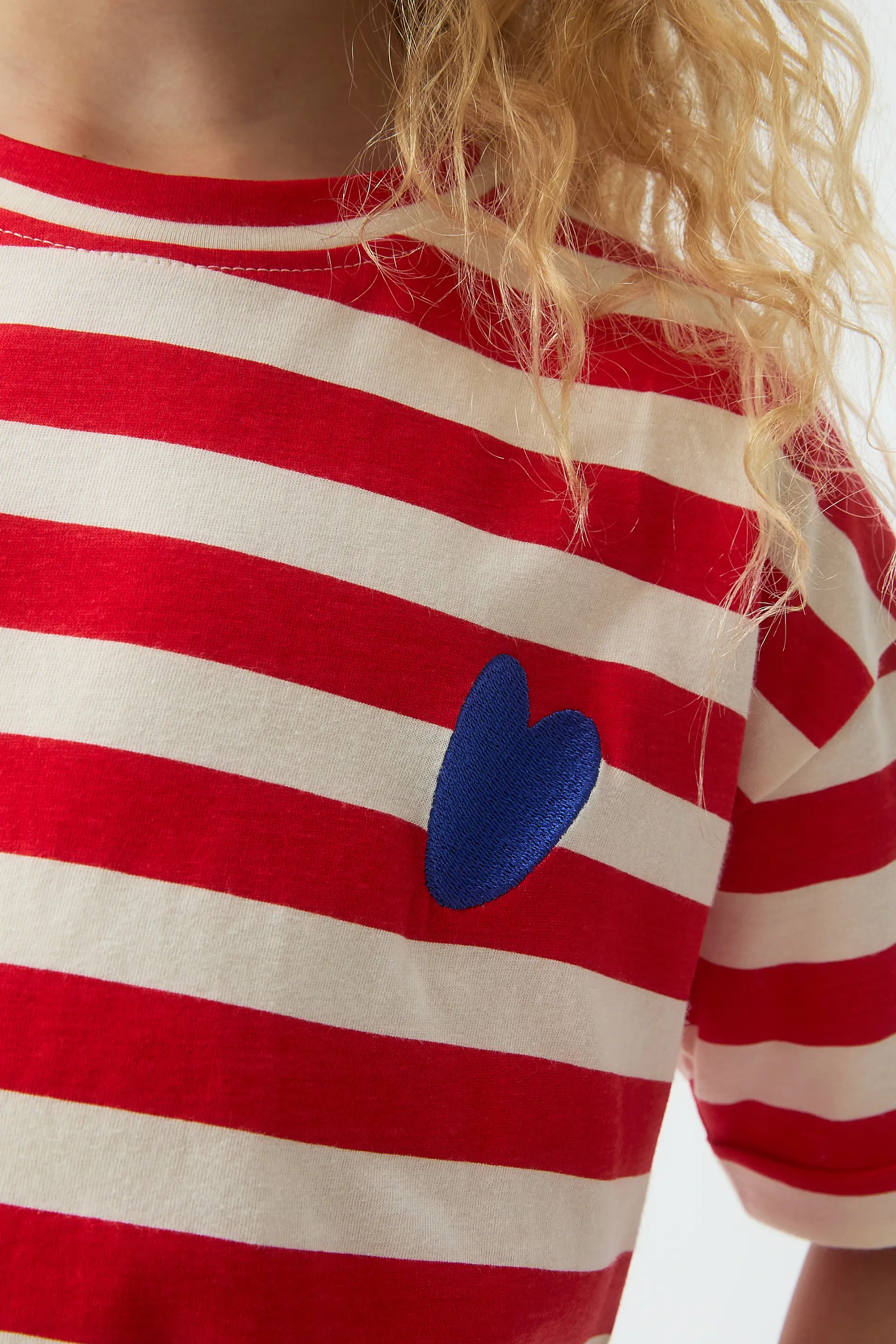 Camiseta de niña con estampado de rayas rojas y bordado de corazón - Image 3