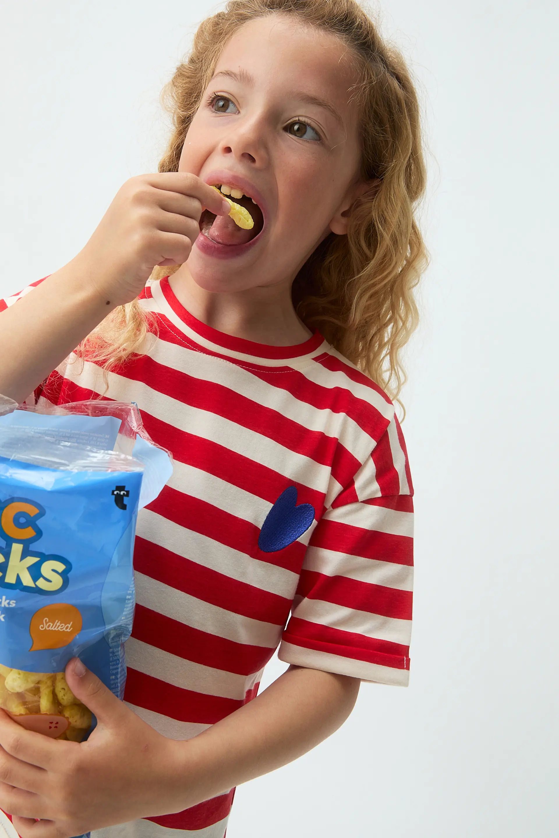 Camiseta de niña con estampado de rayas rojas y bordado de corazón - Image 4