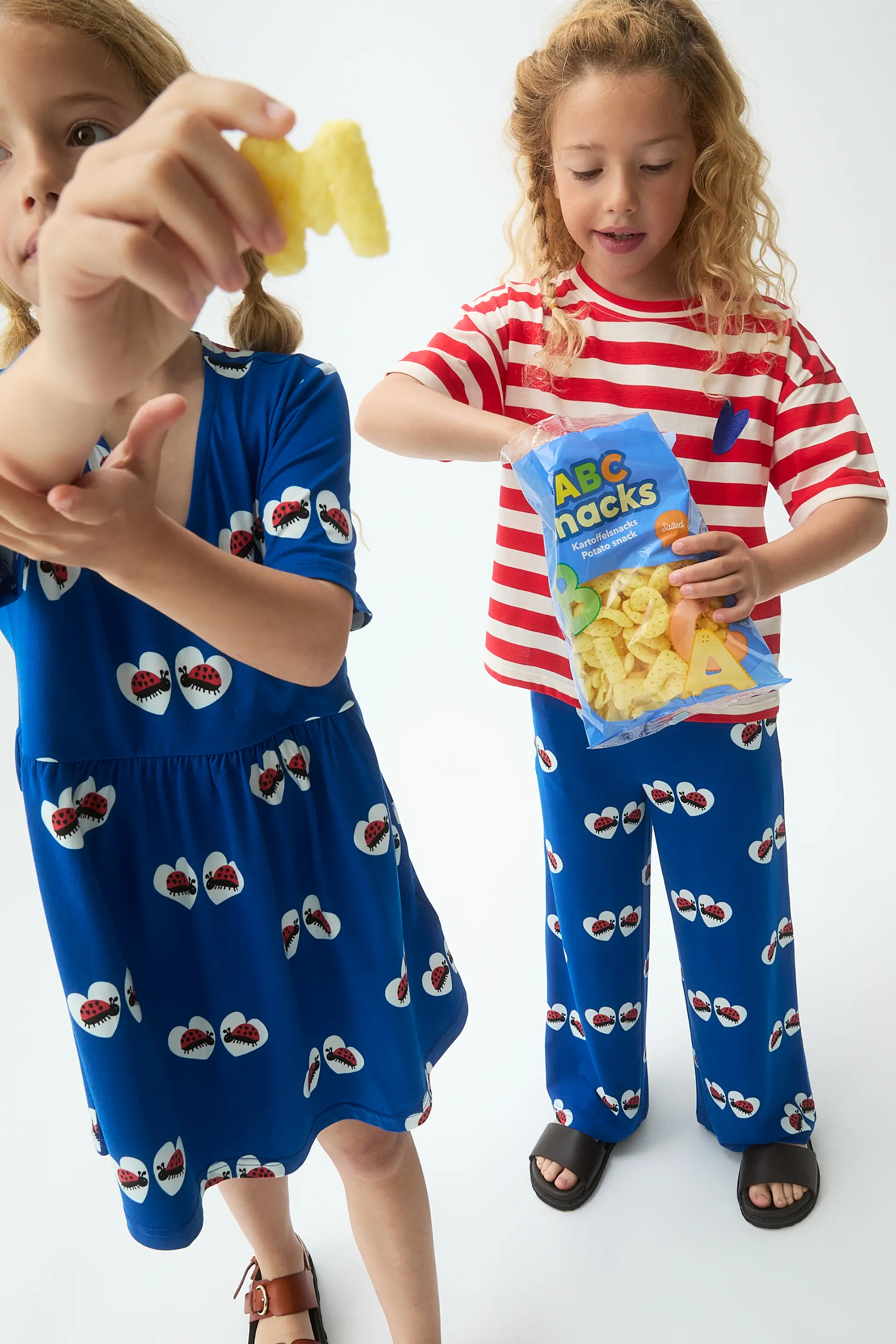 Camiseta de niña con estampado de rayas rojas y bordado de corazón - Image 5