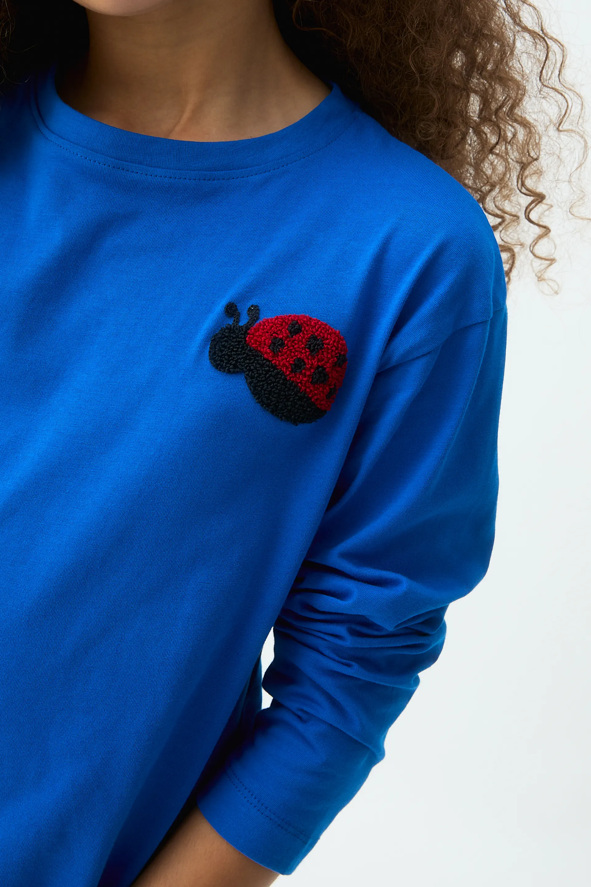 Camiseta de niña manga larga con parche de Coccinellidae - Image 3
