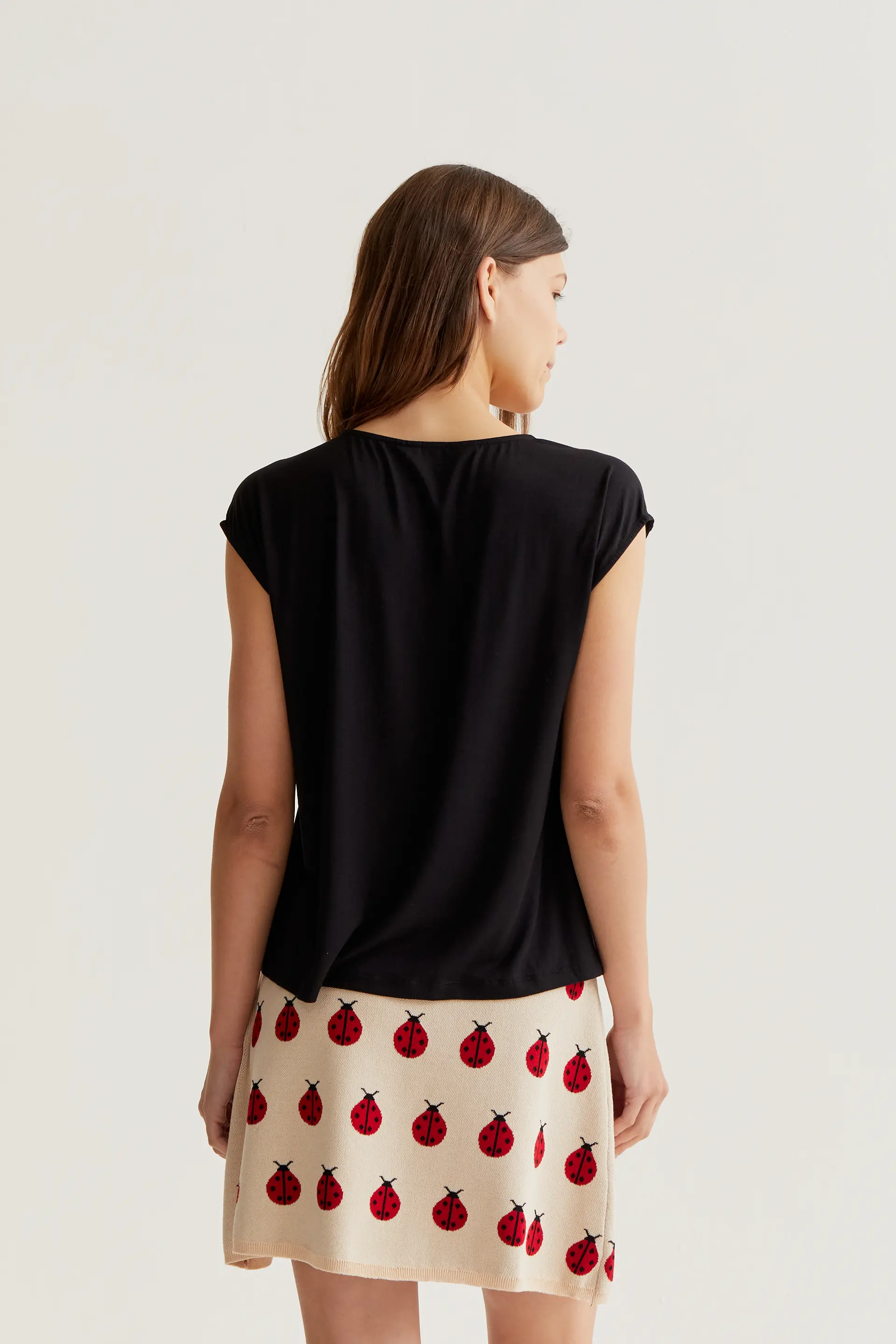 Camiseta negra manga sisa - Image 3