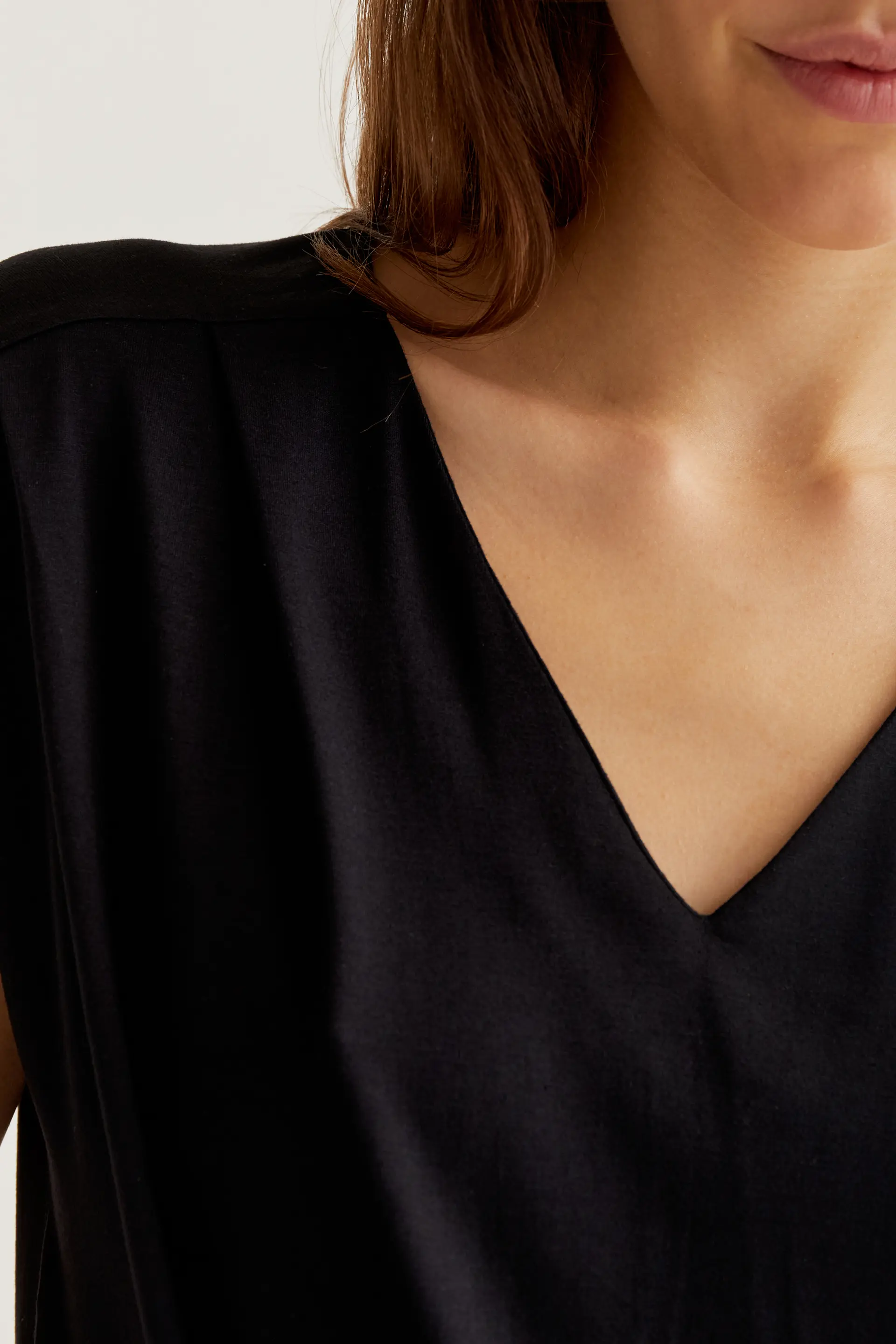 Camiseta negra manga sisa - Image 4