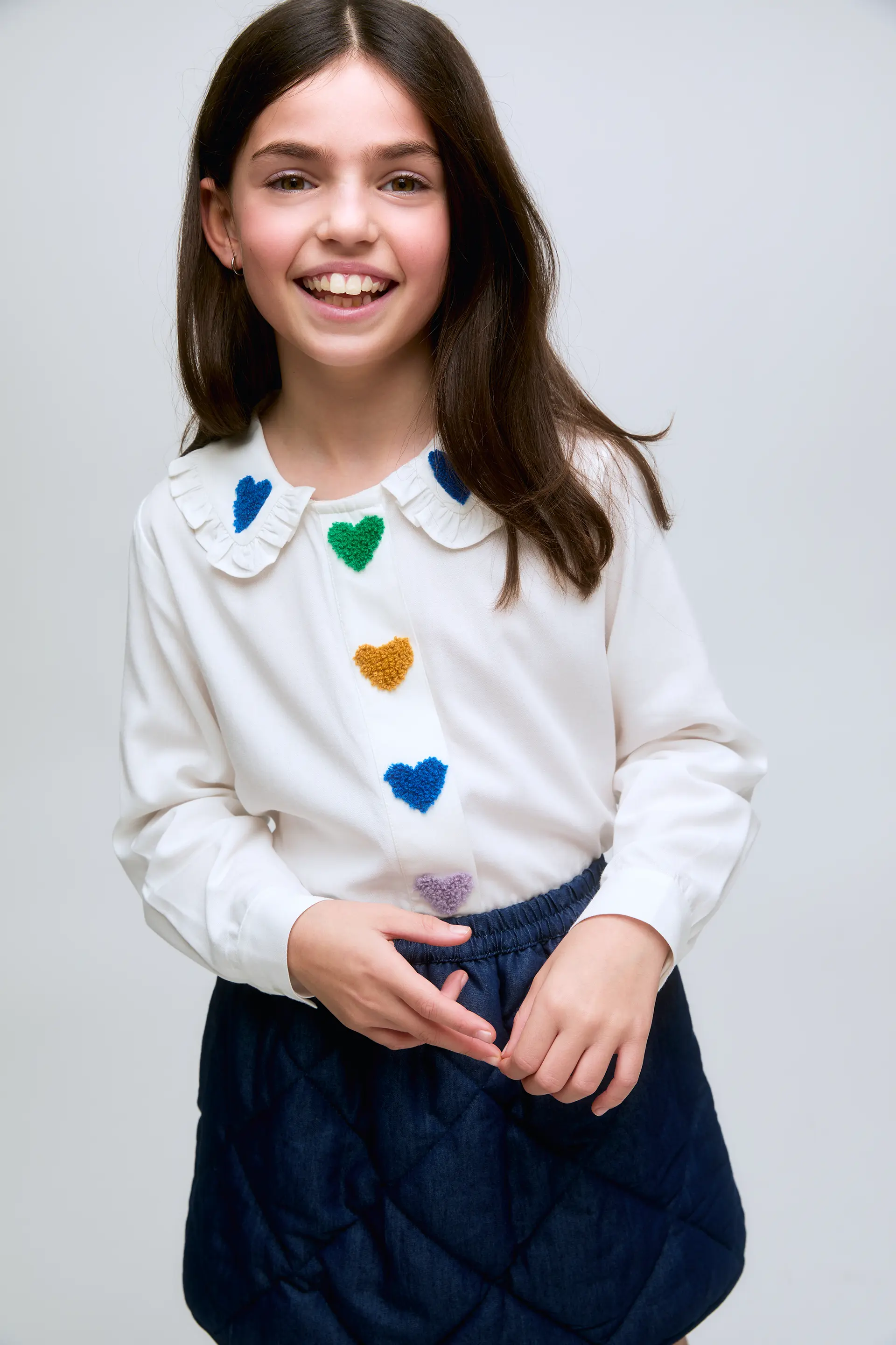 Falda corta de niña en denim acolchado con cintura elástica. - Image 4