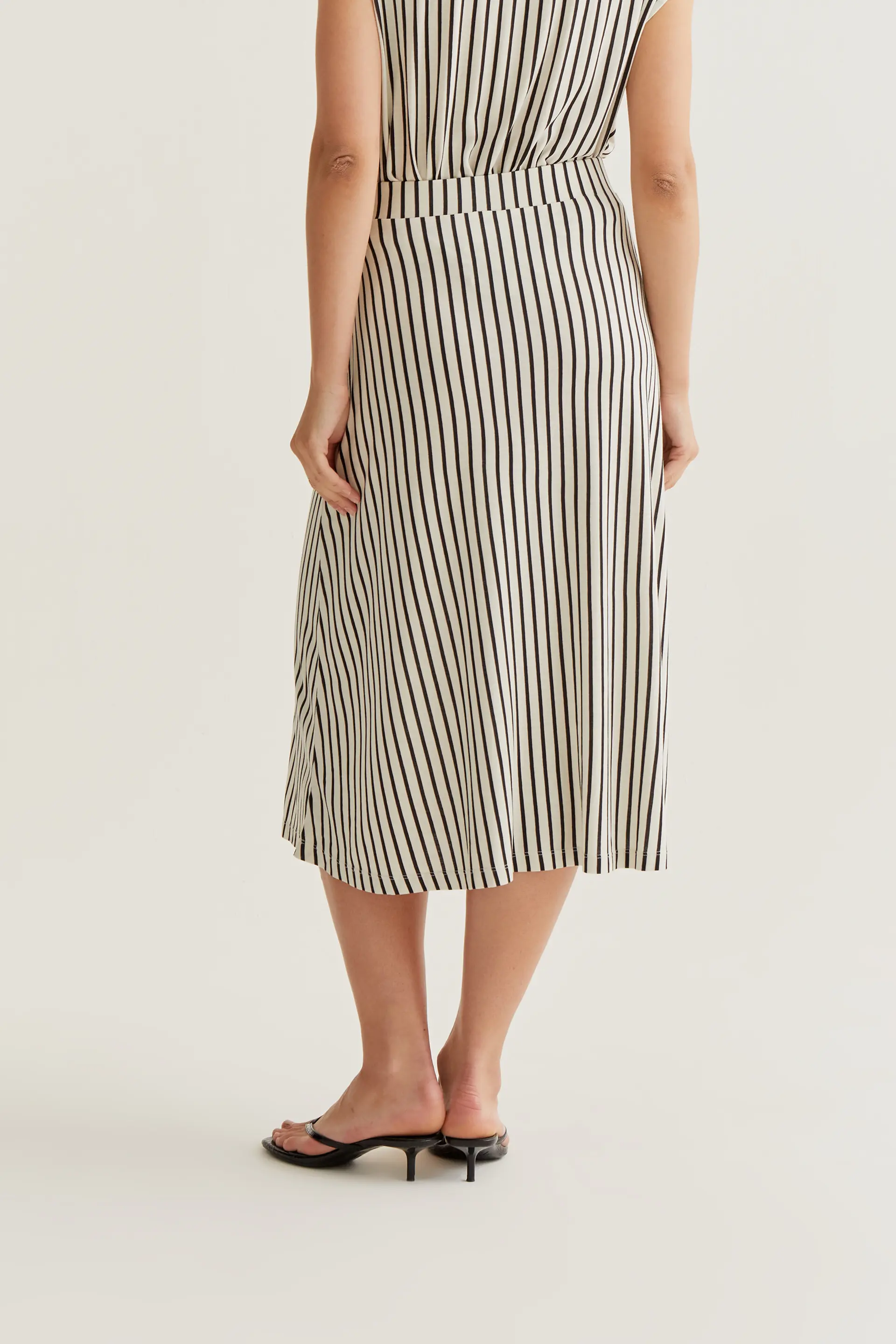 Falda midi con estampado de rayas negro - Image 3