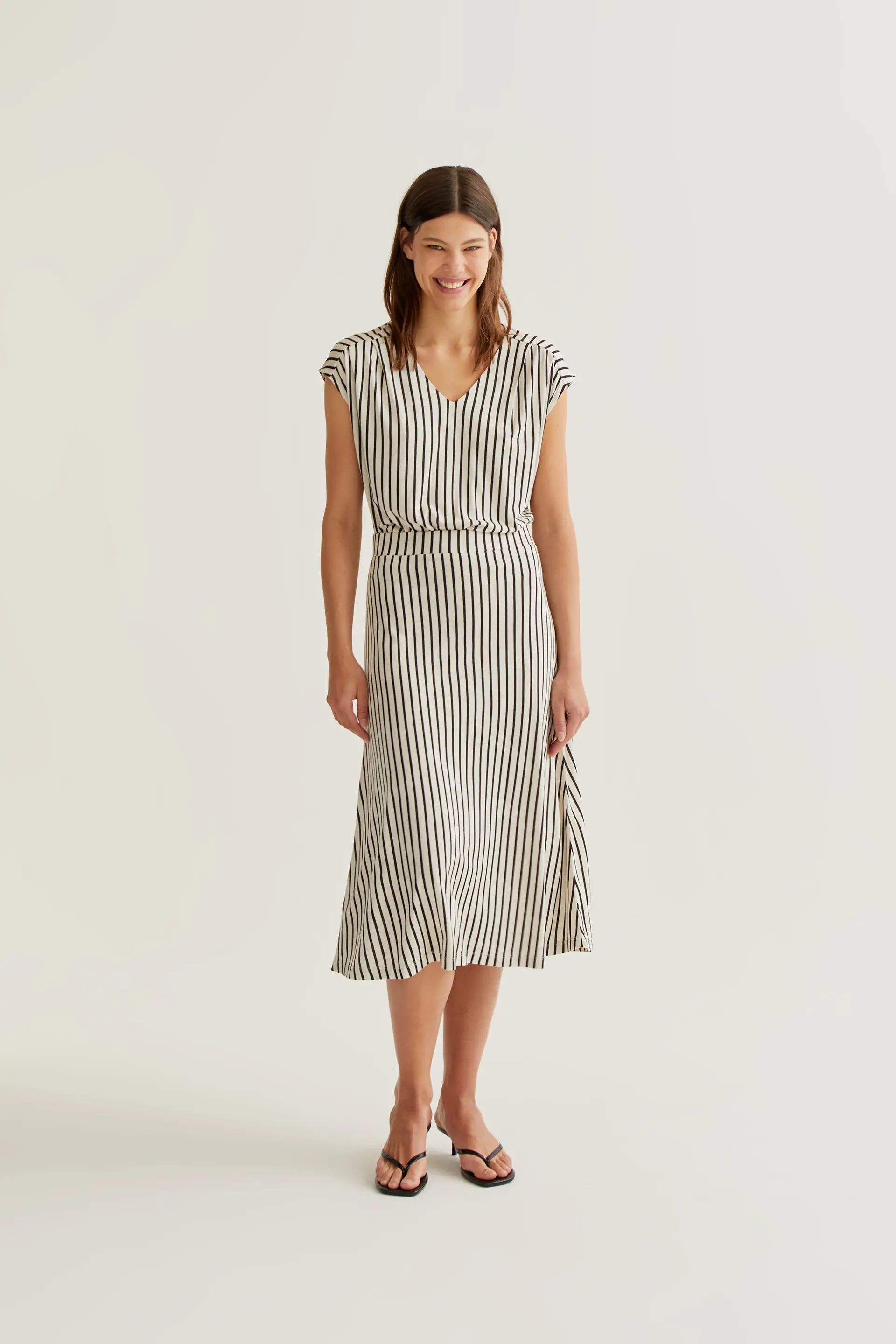 Falda midi con estampado de rayas negro - Image 5