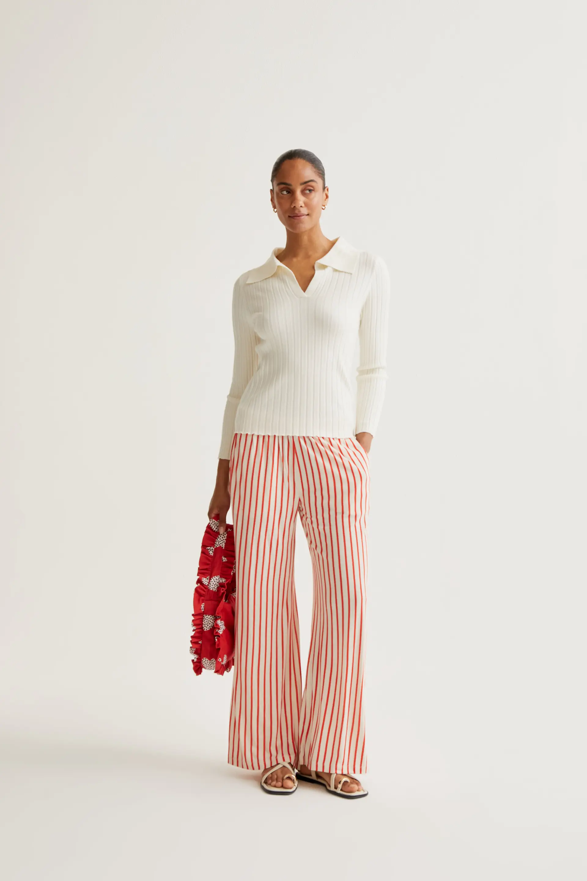 Pantalón con estampado de rayas rojas - Image 4