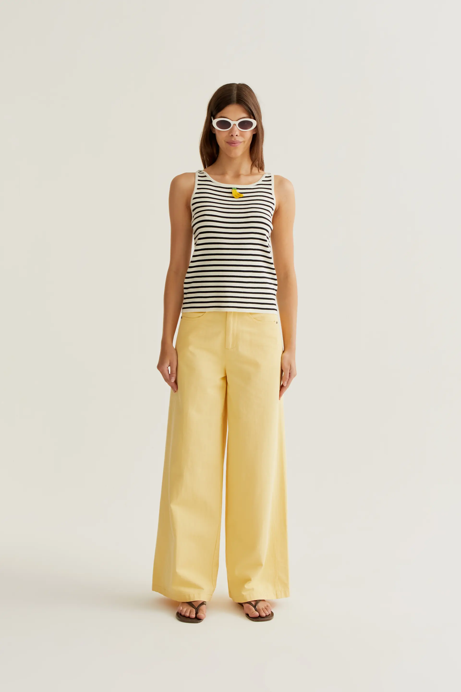 Top de rayas blanco y negro con bordado de banana - Image 5