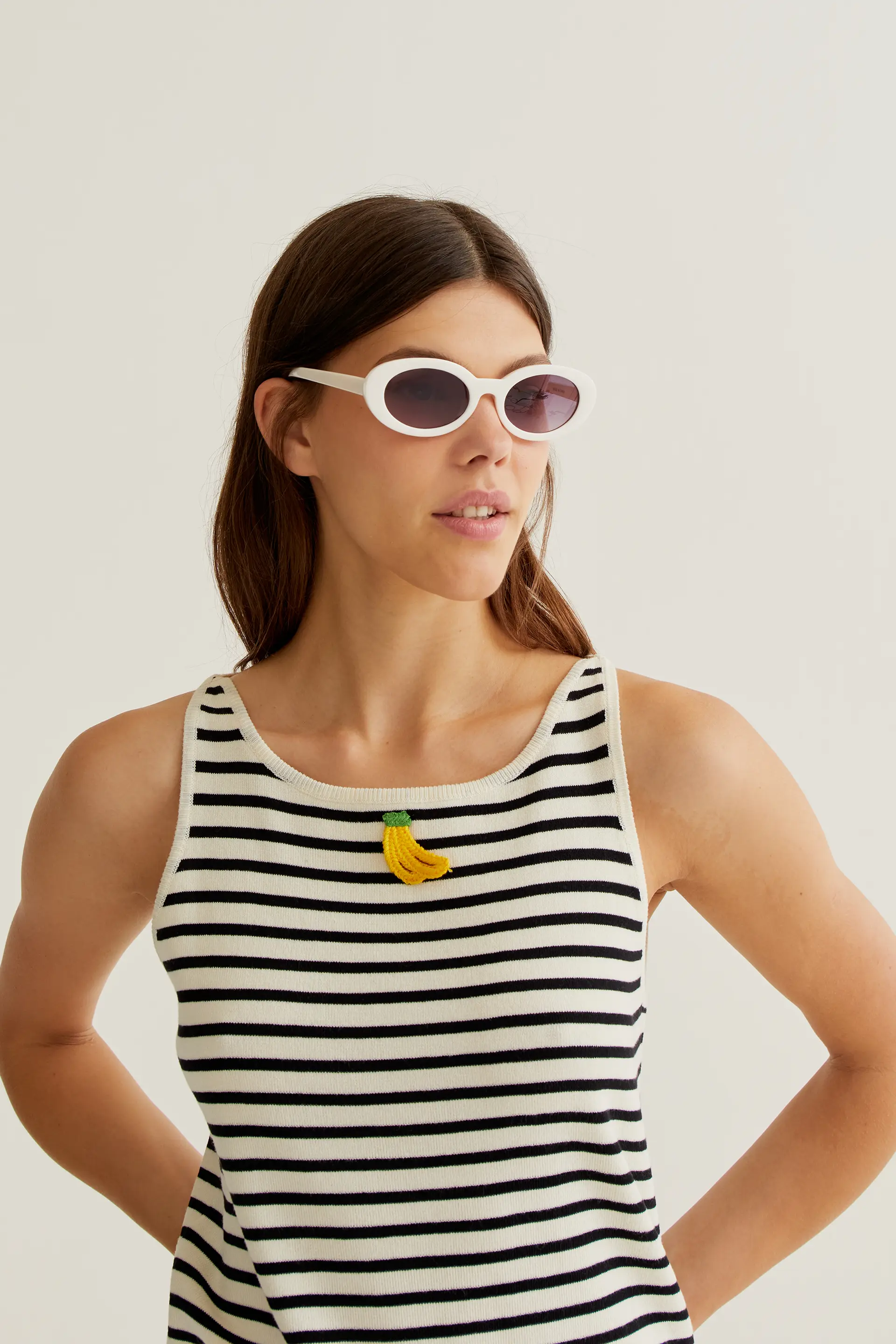 Top de rayas blanco y negro con bordado de banana - Image 6