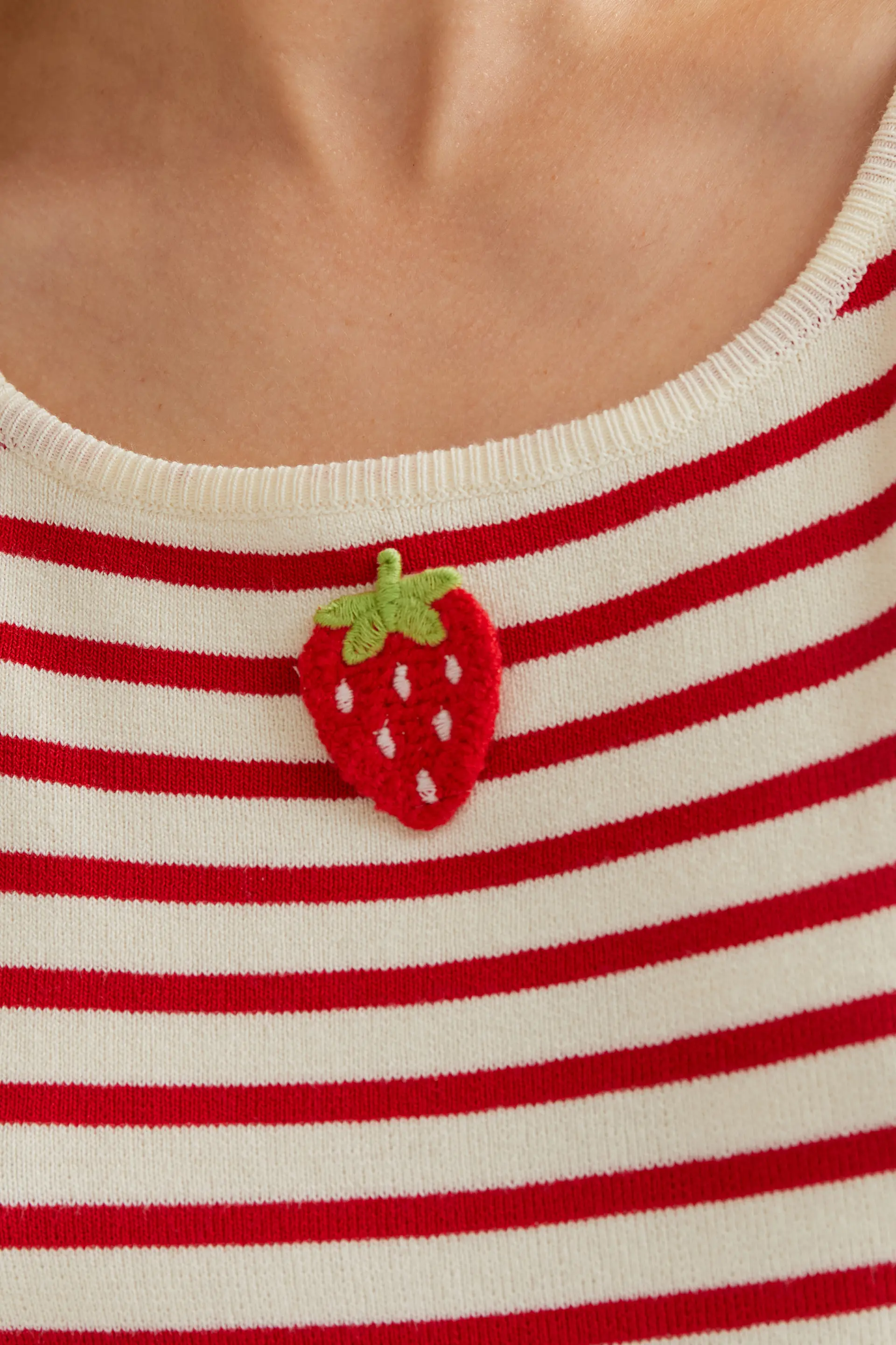 Top de rayas blanco y rojo con bordado de fresa - Image 4