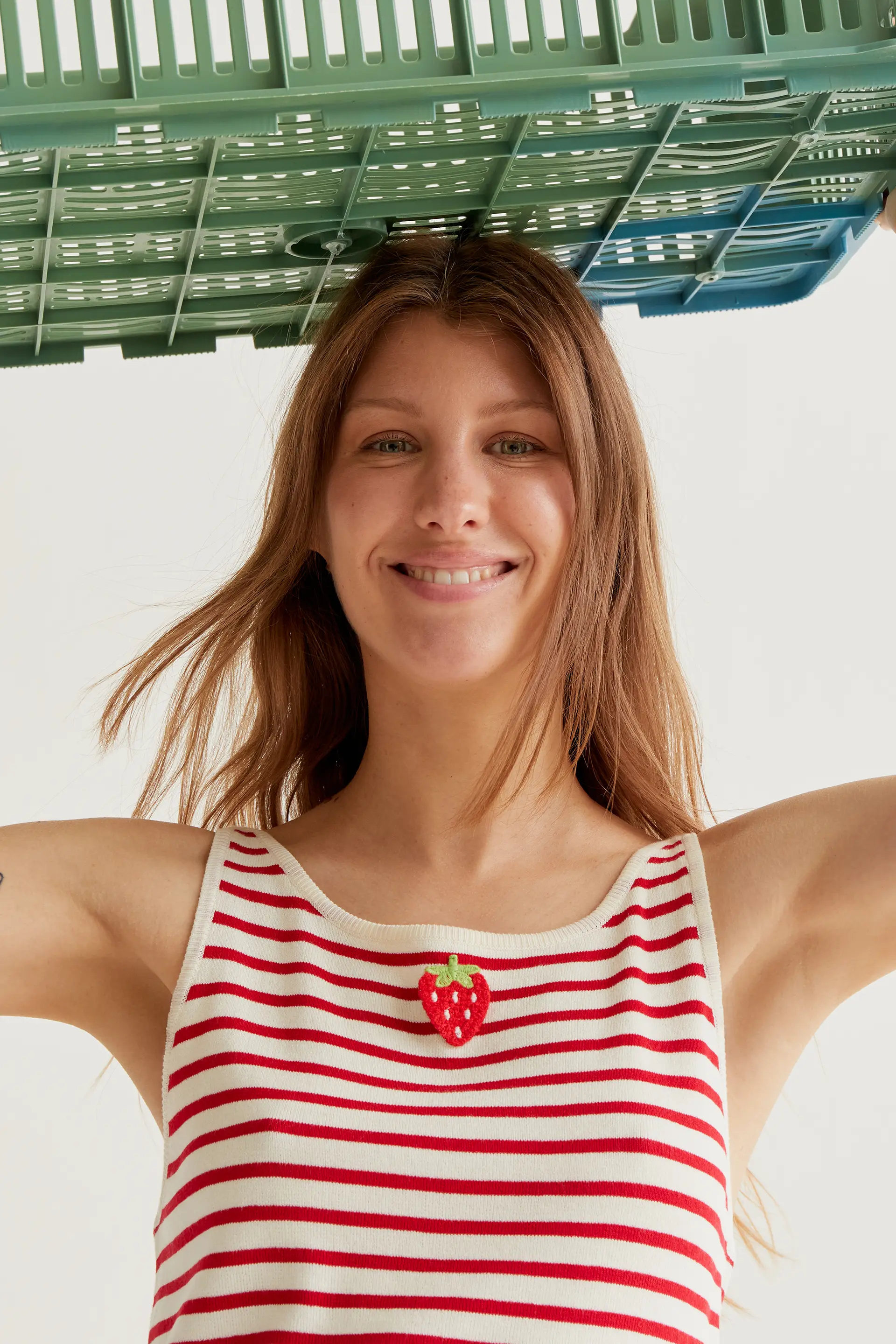 Top de rayas blanco y rojo con bordado de fresa - Image 6