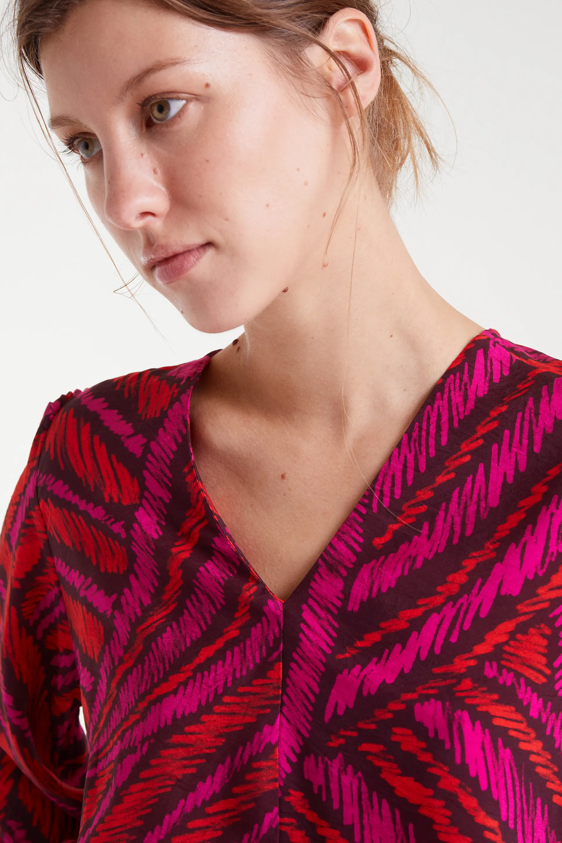 Vestido corto crepé ligero con estampado Fedora - Image 4