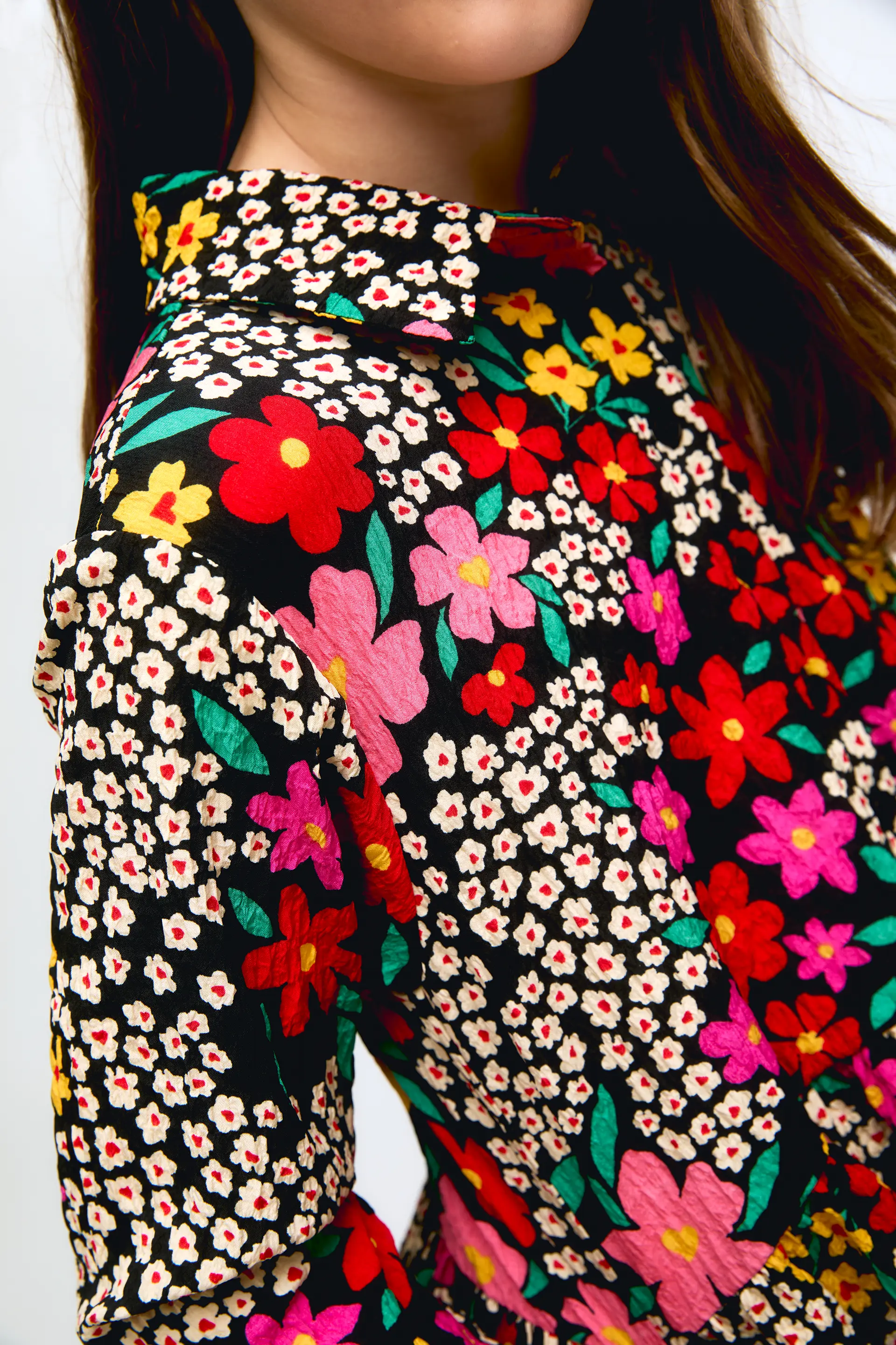 Vestido corto de niña con estampado floral Giardino y bolsillos laterales. - Image 3